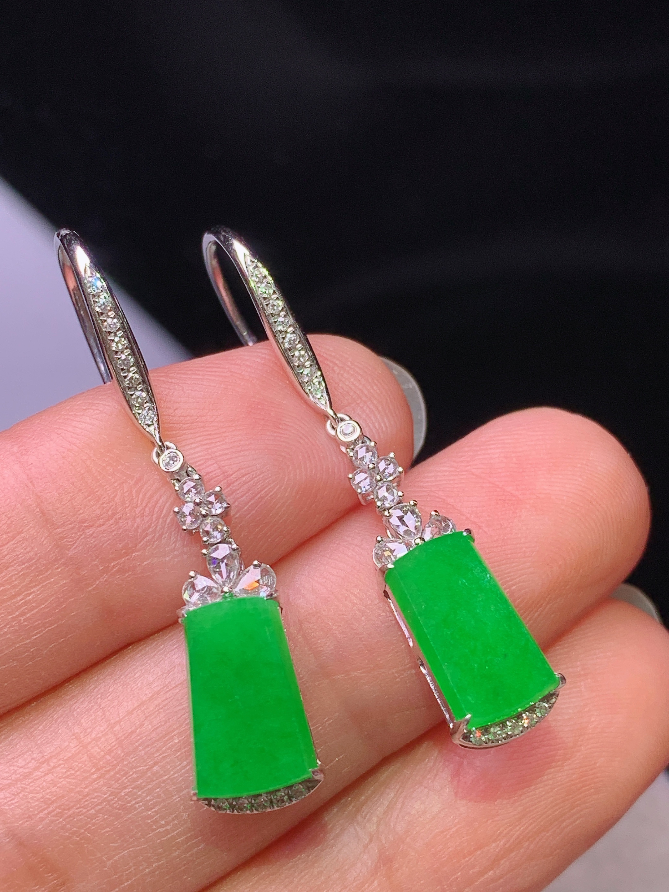 18k金钻镶嵌阳绿无事牌耳坠 玉质细腻 色泽艳丽清新 水润亮眼 整体尺寸36.8*6.3*4.2x9