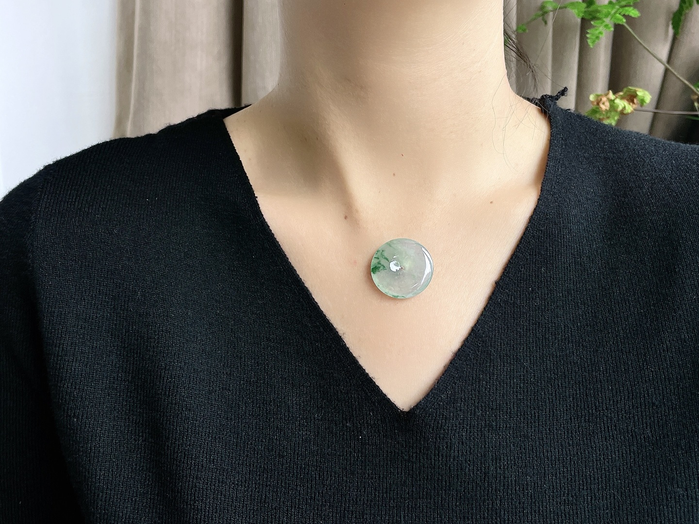 【裸石】冰种飘花平安扣吊坠【说明】缅甸 无裂 性比高  【尺寸】26.6-5【重量】7.1克