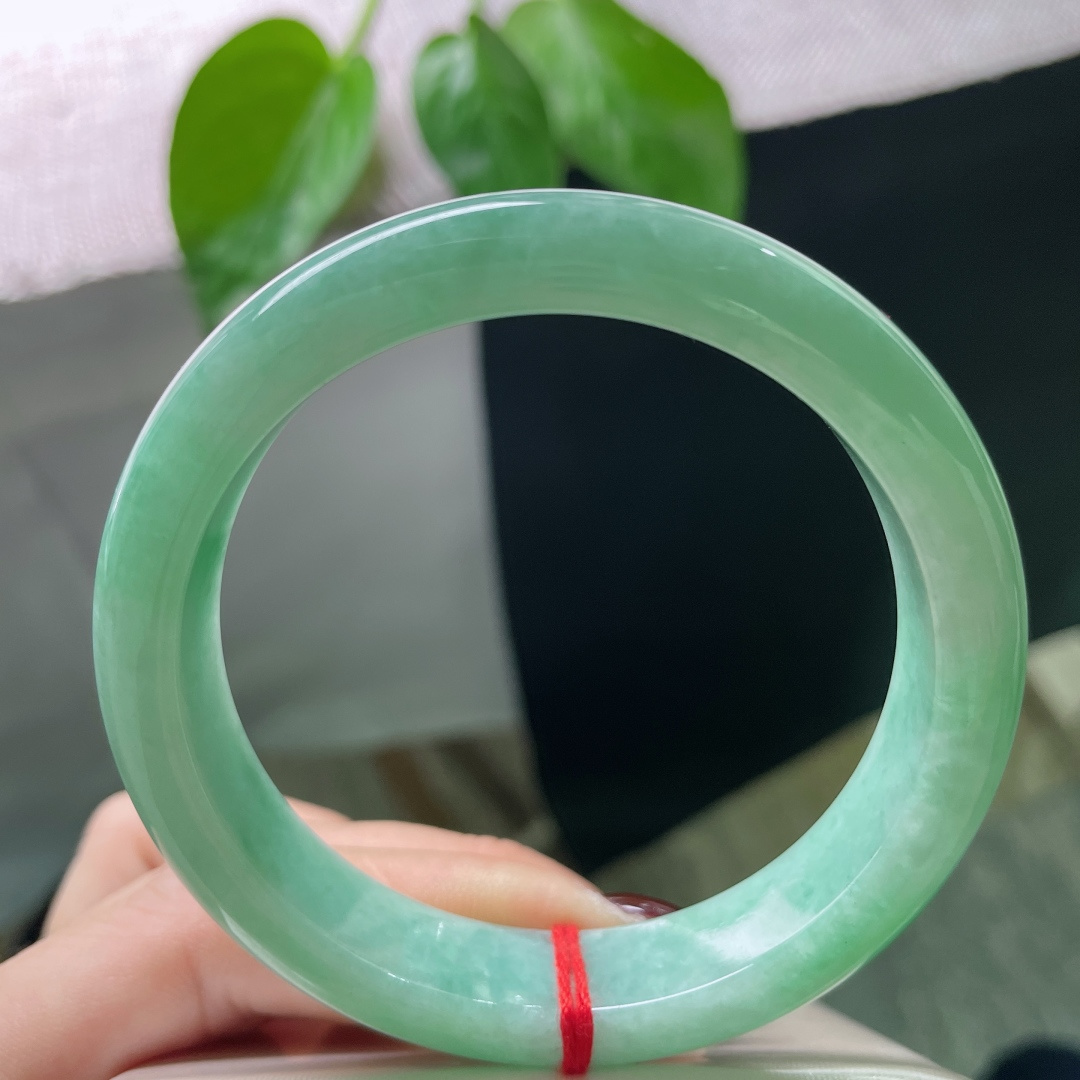 56.8/12.3/8.2绿底正圈，颜色鲜艳夺目，不争不抢，自有勃勃生机。有棉线，ss50824a