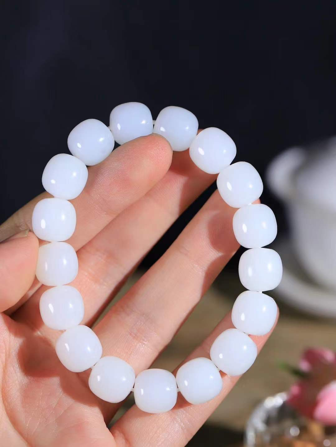 （老型珠.手串）

货头精选  和田玉白玉老型珠手串，玉质细腻油润 饱满光滑 质朴无华，悠远简单，人心境界远，百世修炼深，心灵常驻善意持，觉悟人生百世修  重58.7克    尺寸取一12.3-12.7mm    10402068T