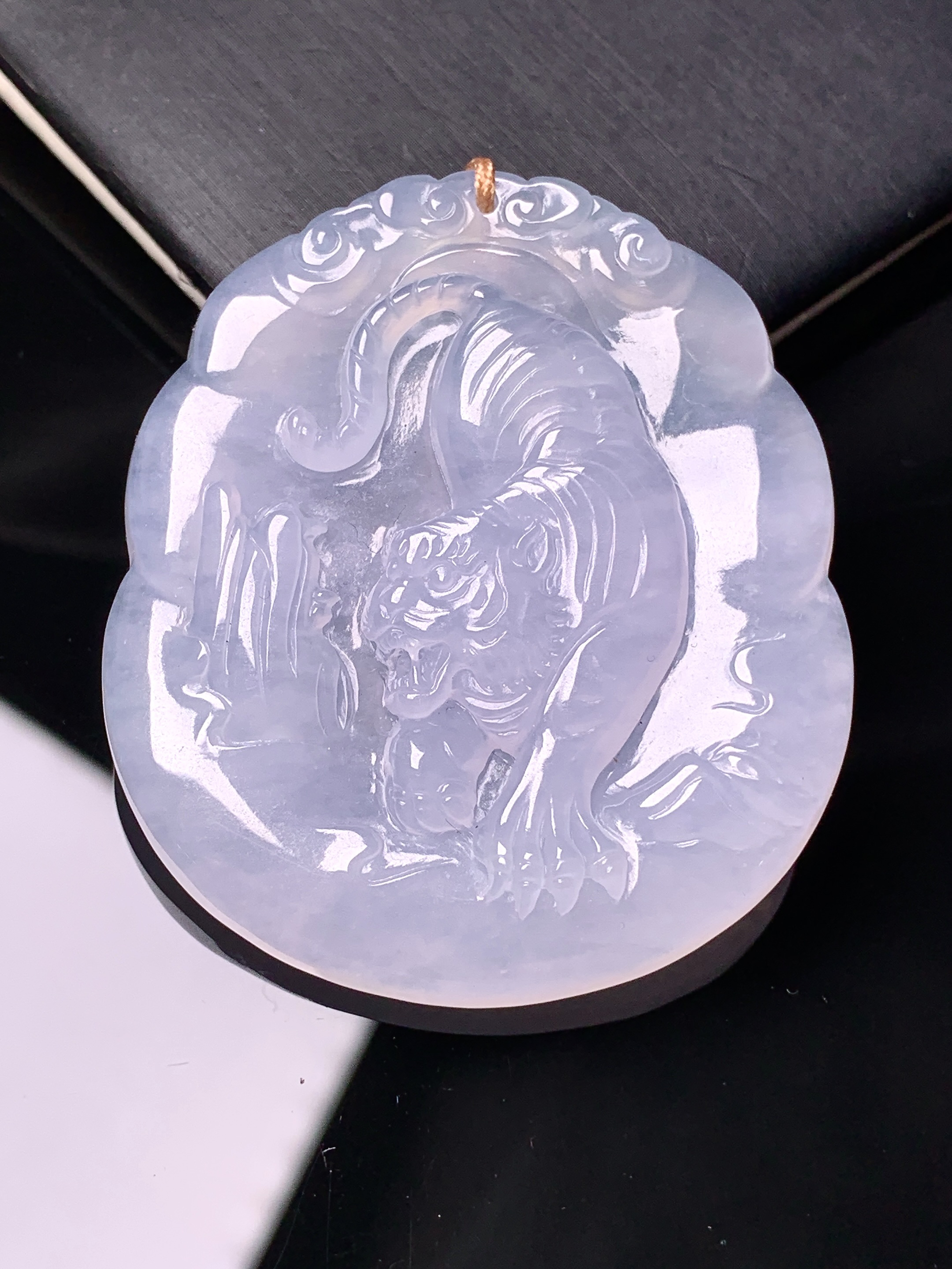 冰种生肖老虎牌吊坠 玉质细腻 色泽艳丽清新 水润亮眼 整体尺寸47.2*41.5*6.2b2