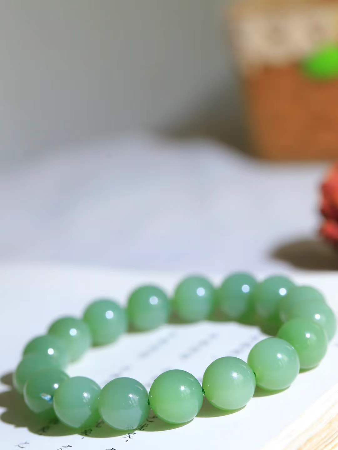 【珠圆玉润.手串】

精品和田玉碧玉珠圆玉润手串 玉质温润细腻  整串打磨圆润，佩戴舒适。珠珠落玉盘