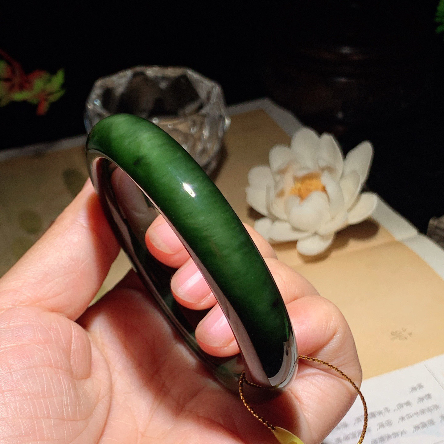 58圈口和田玉菠菜绿俄罗斯碧玉猫眼手镯 58圈口条宽12厚9重56克。玉质细腻油润。手推出油。佩戴高