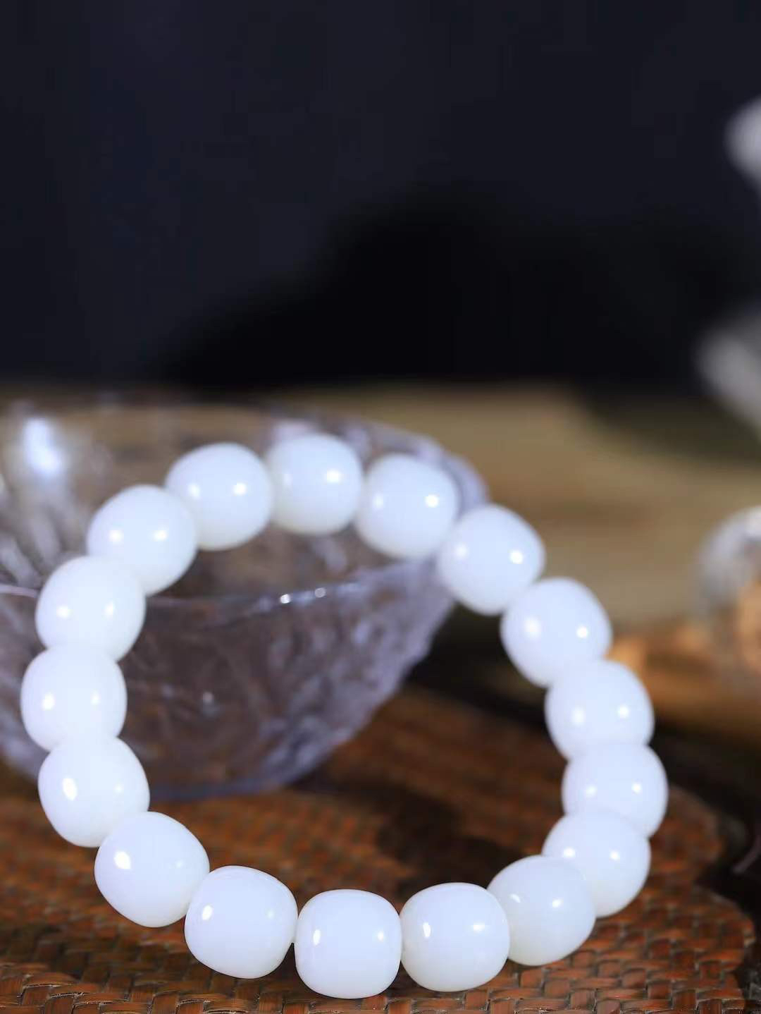 （老型珠.手串）

货头精选  和田玉白玉老型珠手串，玉质细腻油润 饱满光滑 质朴无华，悠远简单，人心境界远，百世修炼深，心灵常驻善意持，觉悟人生百世修  重58.7克    尺寸取一12.3-12.7mm    10402068T