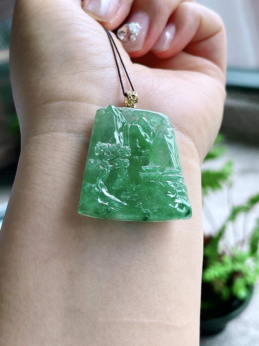 【镶嵌】冰晴绿山水牌吊坠  【说明】缅甸 18k金镶嵌 无裂 性比高  【整体】42.2  【裸石