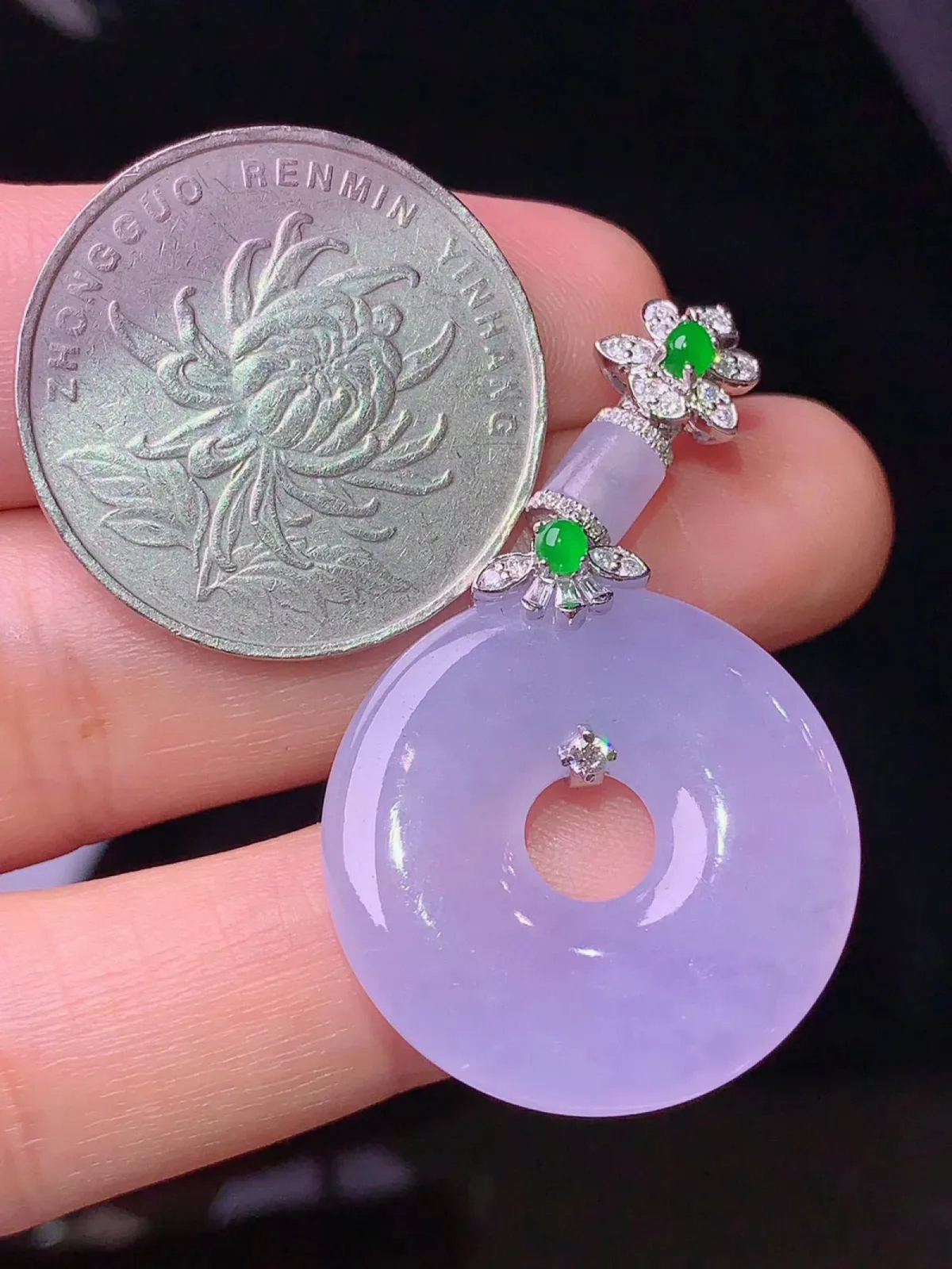 18k金钻镶嵌紫罗兰平安环吊坠 玉质细腻 色泽艳丽 整体尺寸41.3*24.7*4.3