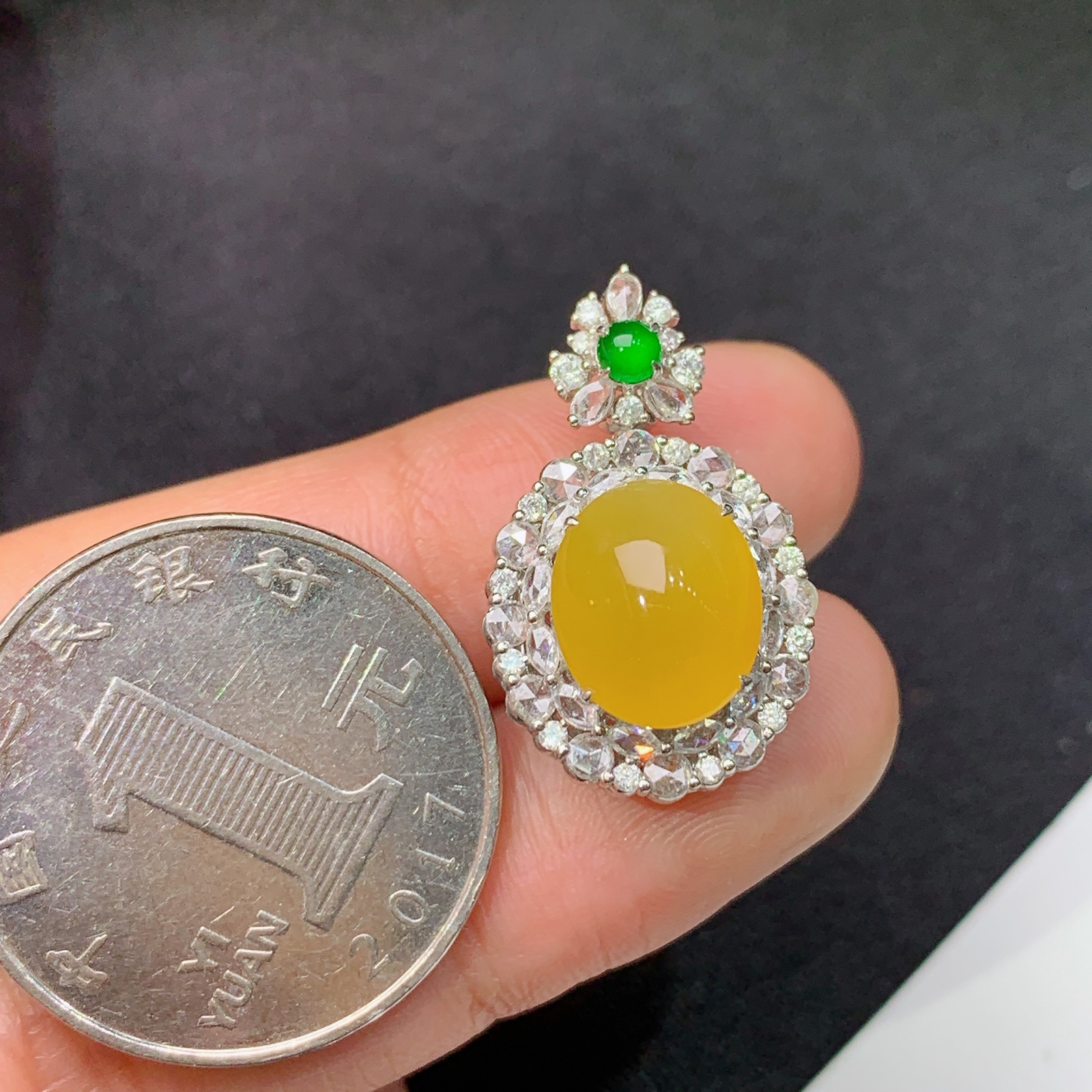 冰黄翡蛋面吊坠，18k金镶嵌，冰润鲜艳，玉质细腻，种水足，Ych 尺寸23.9*14.5*10.9