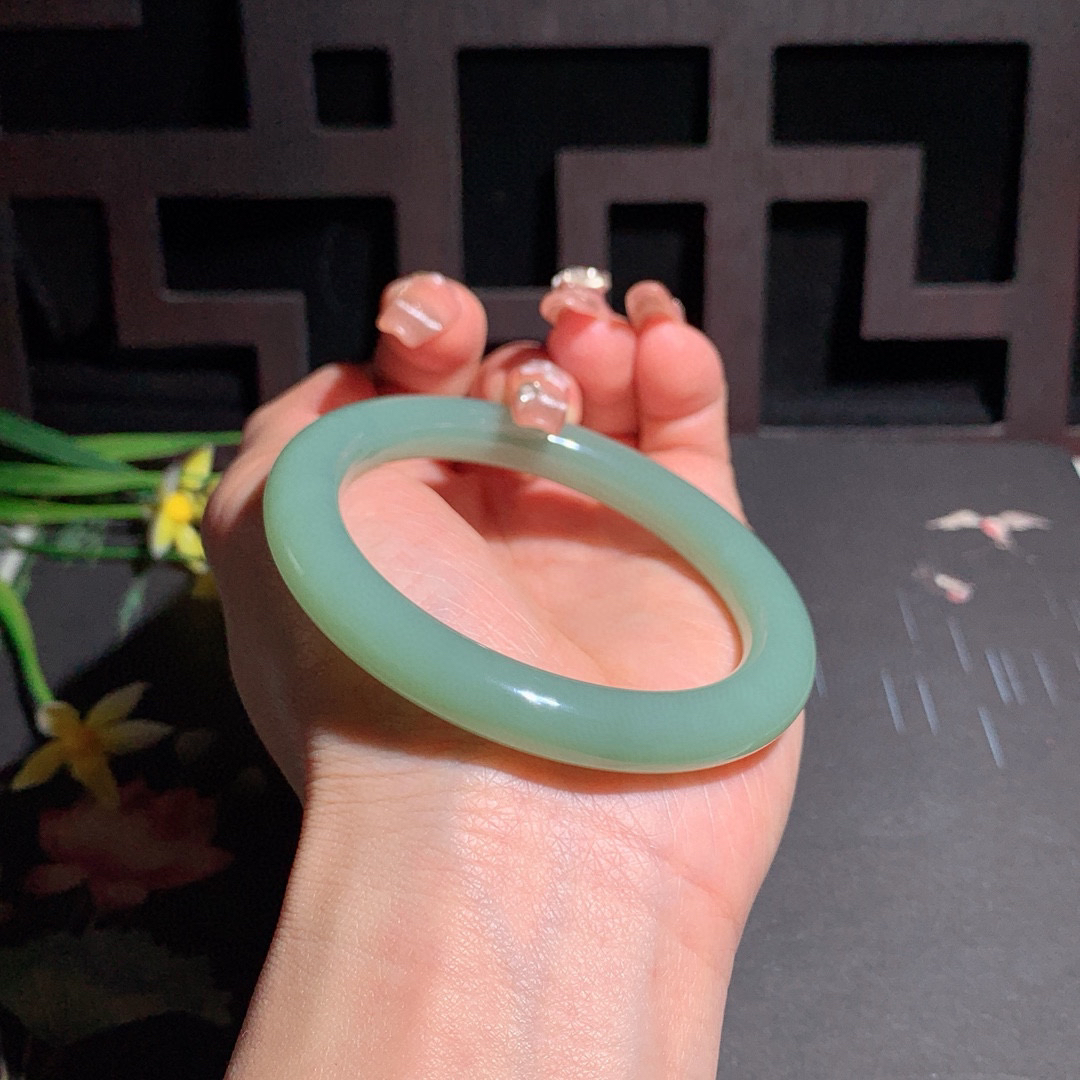 天蓝色，和田玉55圈口且末蓝圆条手镯！玉质细腻油润 底色纯净 无裂无杂 脂粉好，品质高。
