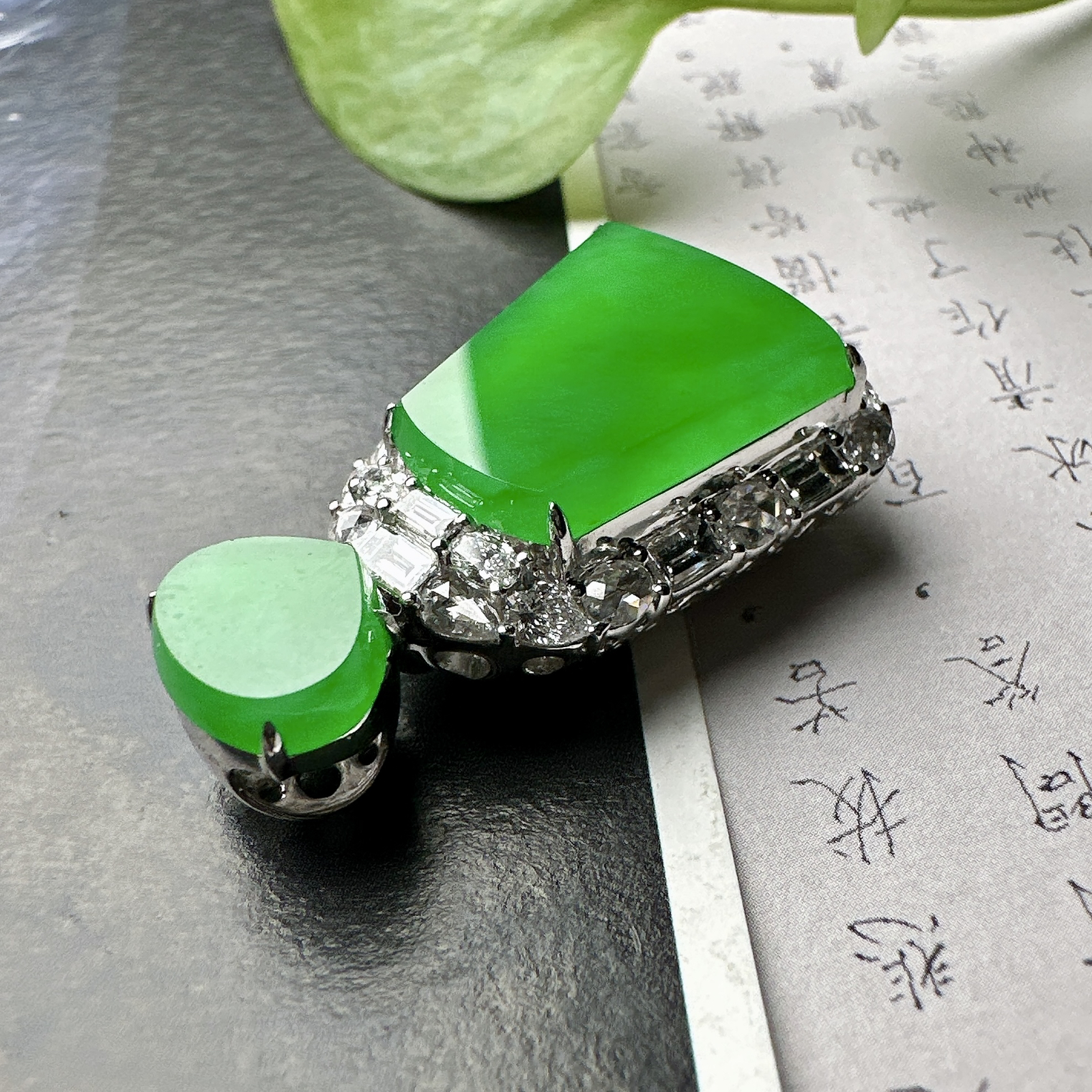 【冰种满绿无事牌】种水上乘，通透闪亮，晶莹剔透。收藏品质，18K金钻镶嵌，裸石尺寸17.7*14.8*3毫米。