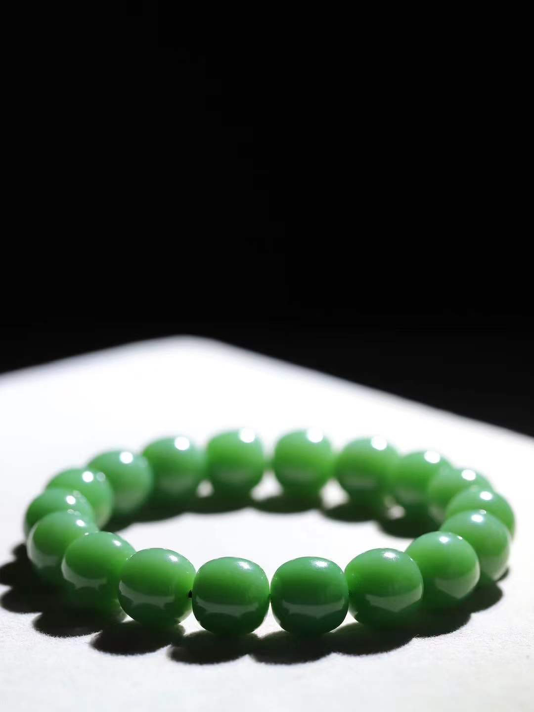 （老型珠.手串）

货头精选  和田玉碧玉老型珠手串，玉质细腻油润 饱满光滑 质朴无华，悠远简单，人心境界远，百世修炼深，心灵常驻善意持，觉悟人生百世修  重51.8克    尺寸取一11.5-11.9mm    10402068T