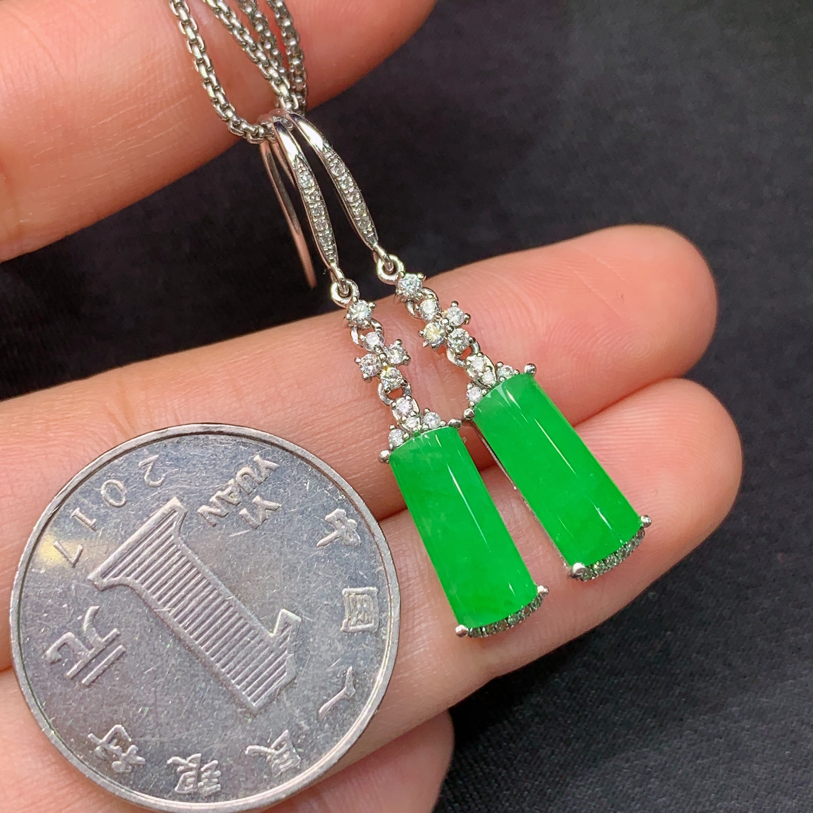 冰阳绿无事牌耳坠，18k金镶嵌，简约时尚，冰润色阳，种水足，Xj 尺寸12.3*4.9*2