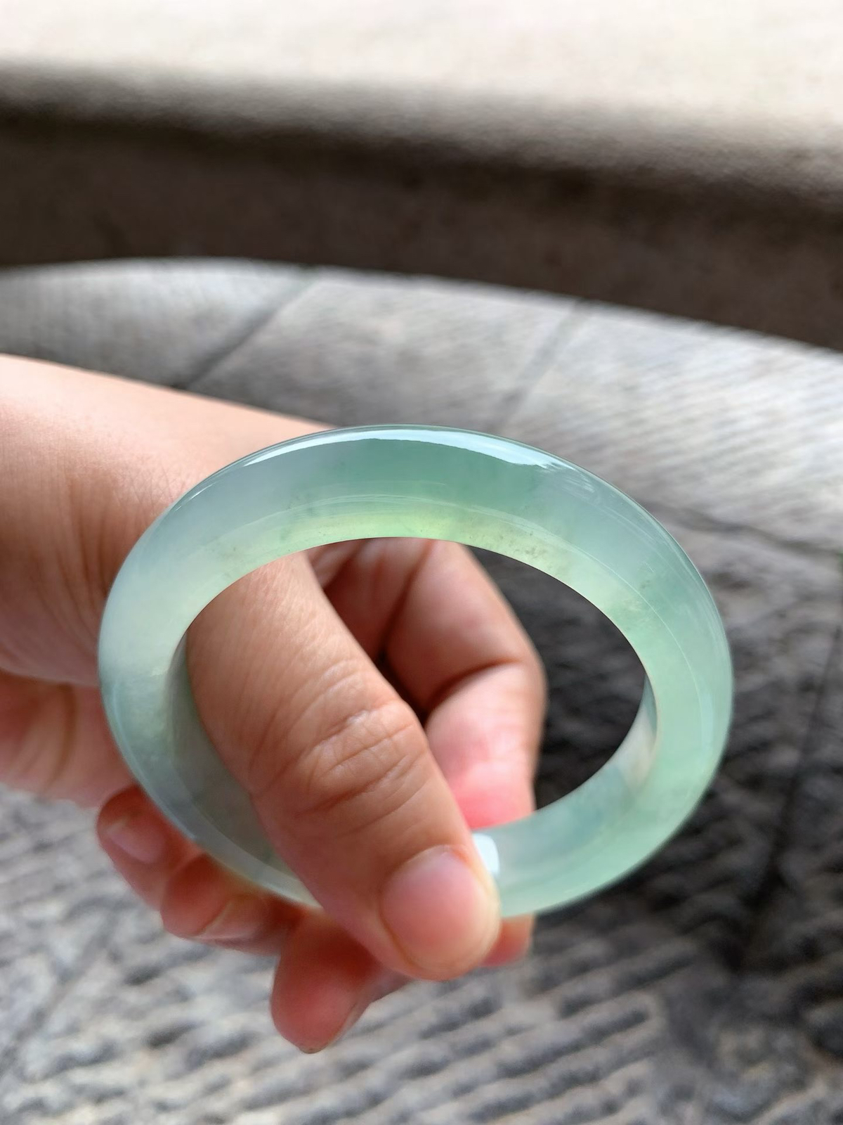 老坑种晴水绿正圈手镯尺寸52.5*11.5*9 老坑种水，通透冰凝，水头十足，如同雨后初晴的湖水，通透感拉满，起莹起胶，整体颜色清新淡雅，温润舒适！