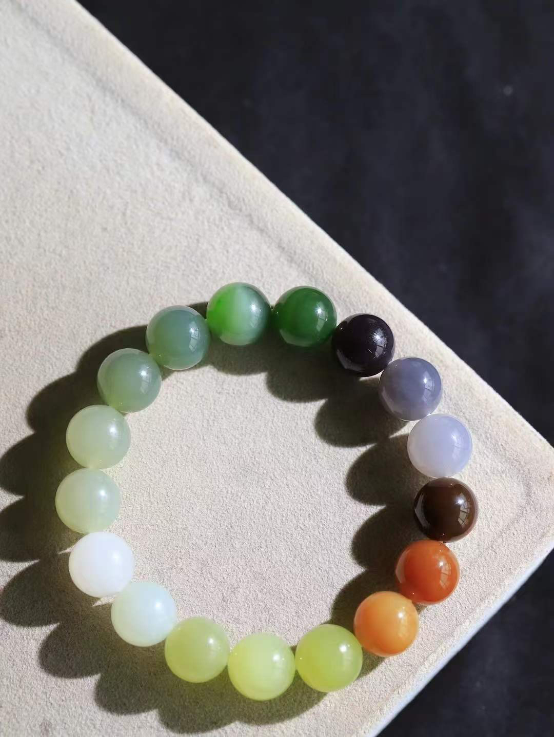 【多宝手串】

货头精选 和田玉多宝手串，每一颗玉石都凝聚自然的灵气与岁月的沉淀，寓意福禄寿喜，守护您的平安与幸福。佩戴它，感受千年玉文化的温润与优雅。重46.2克  尺寸取一12mm  78402054L