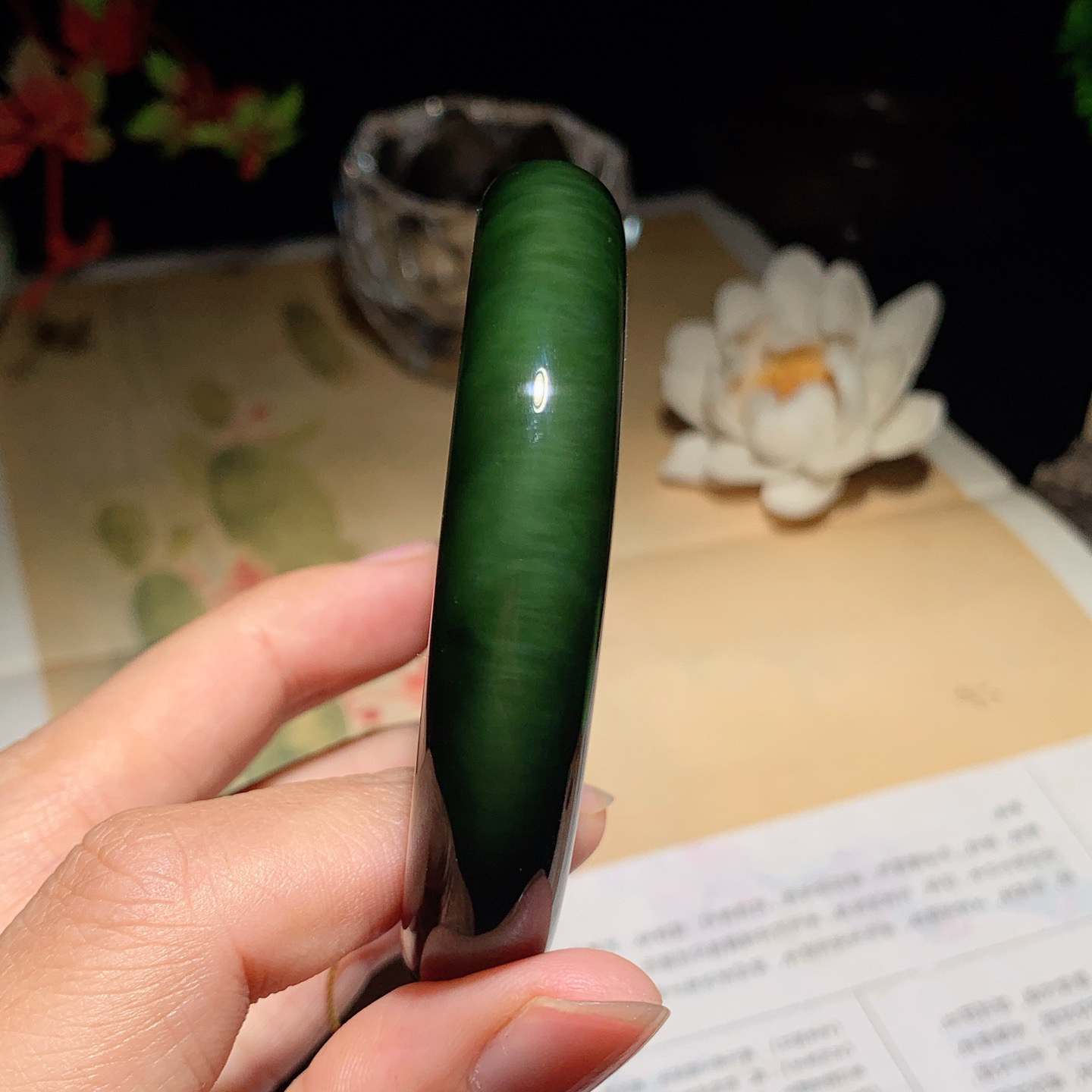 58圈口和田玉菠菜绿俄罗斯碧玉猫眼手镯 58圈口条宽12厚9重56克。玉质细腻油润。手推出油。佩戴高端典雅。lt260418