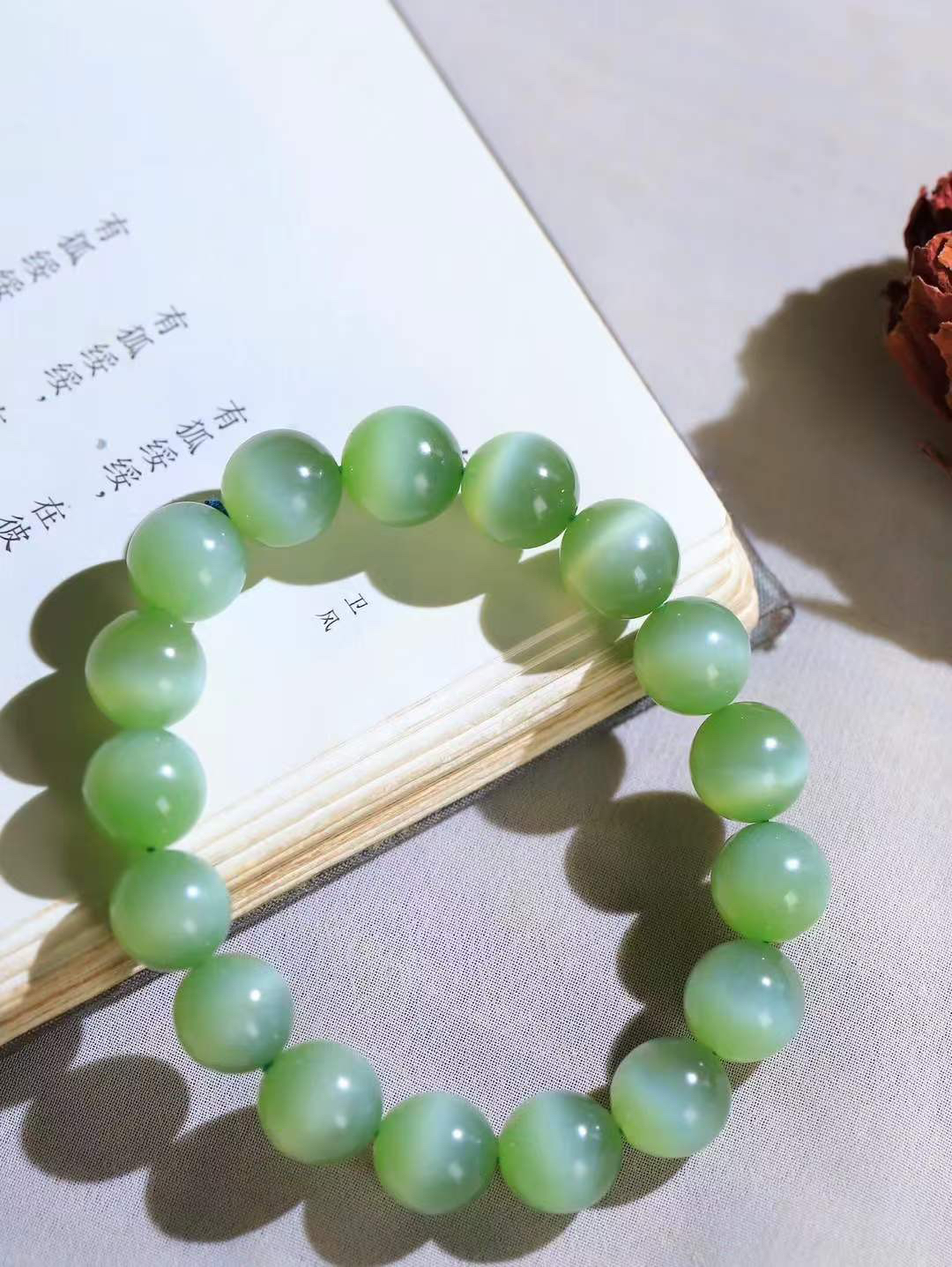 （猫眼手串）

收藏级和田玉碧玉猫眼圆珠手串 质地温润灵动 猫眼儿般的光中，有波光潋滟，也有梦幻清韵。行走于市井的喧嚣，相顾不言，便得清欢。重45.5克 尺寸取一12mm FDL-85472088