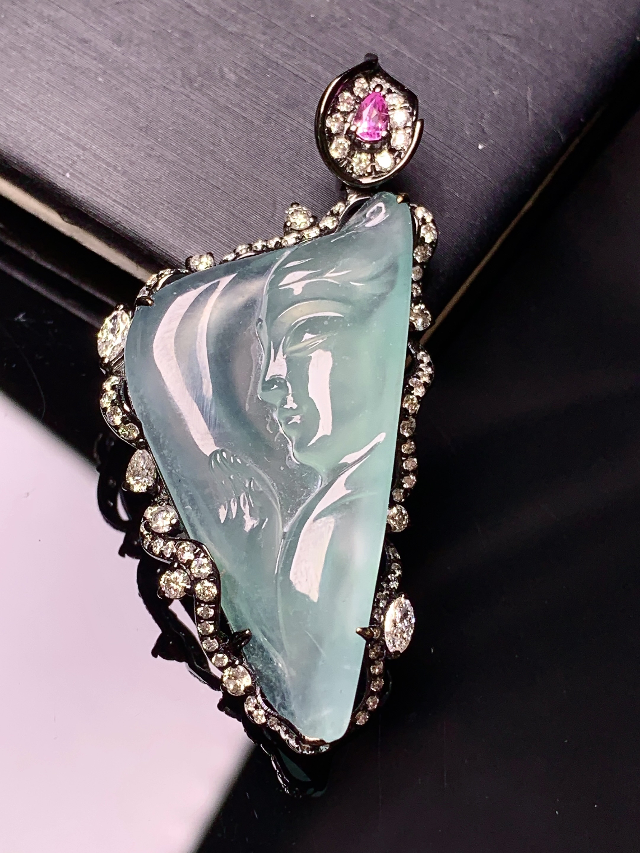 18k金钻镶嵌冰种晴底佛头吊坠 玉质细腻 色泽艳丽清新 水润亮眼 整体尺寸47.6*22.2*7.2m5