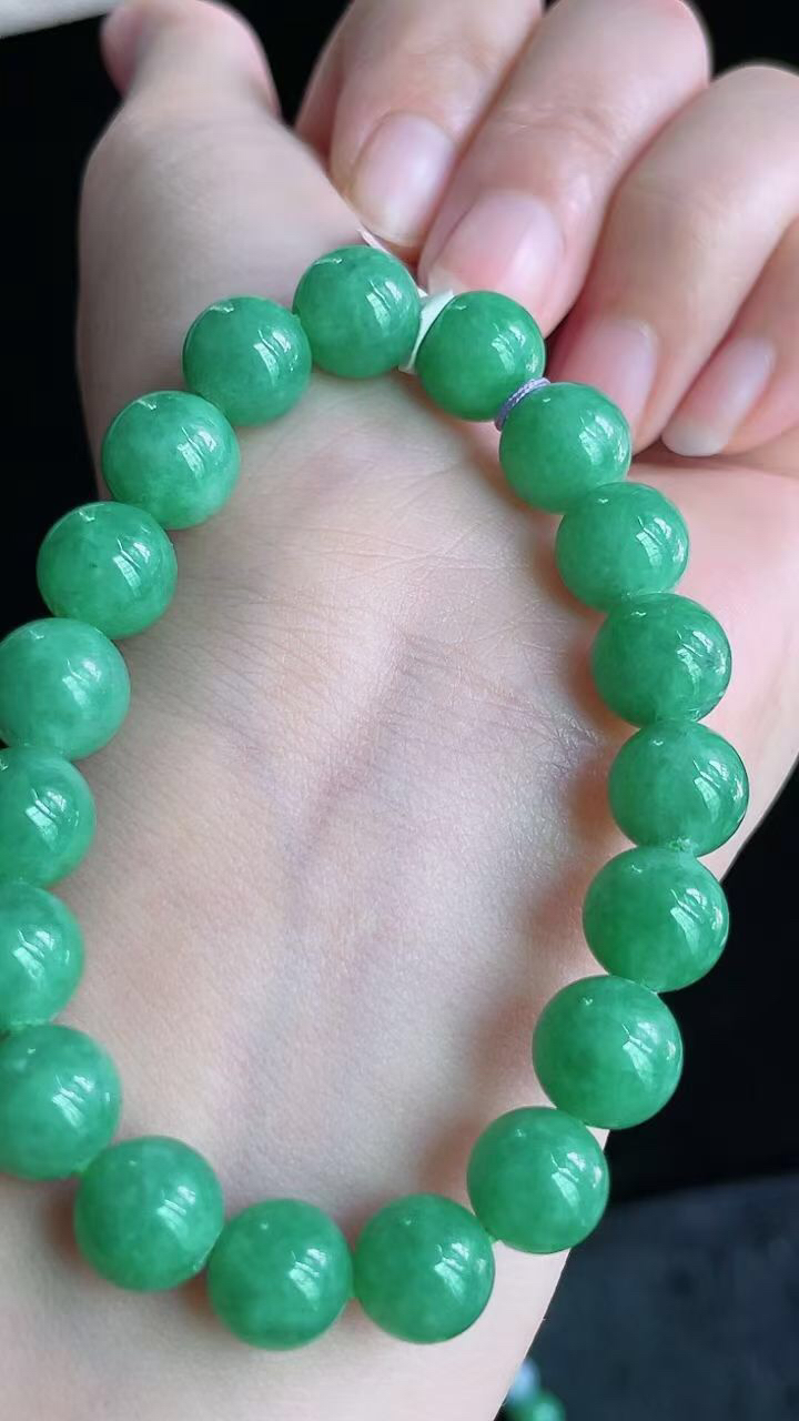 【翡翠名称】老坑种冰满绿圆珠手串
【翡翠尺寸】珠子平均8.6mm/颗
【翡翠描述】宝贝种老水足，玉质细腻，色泽靓丽，性价比高，佩戴效果好！
【其它赠送】权威证书/精美挂绳盒子/支持全国复检