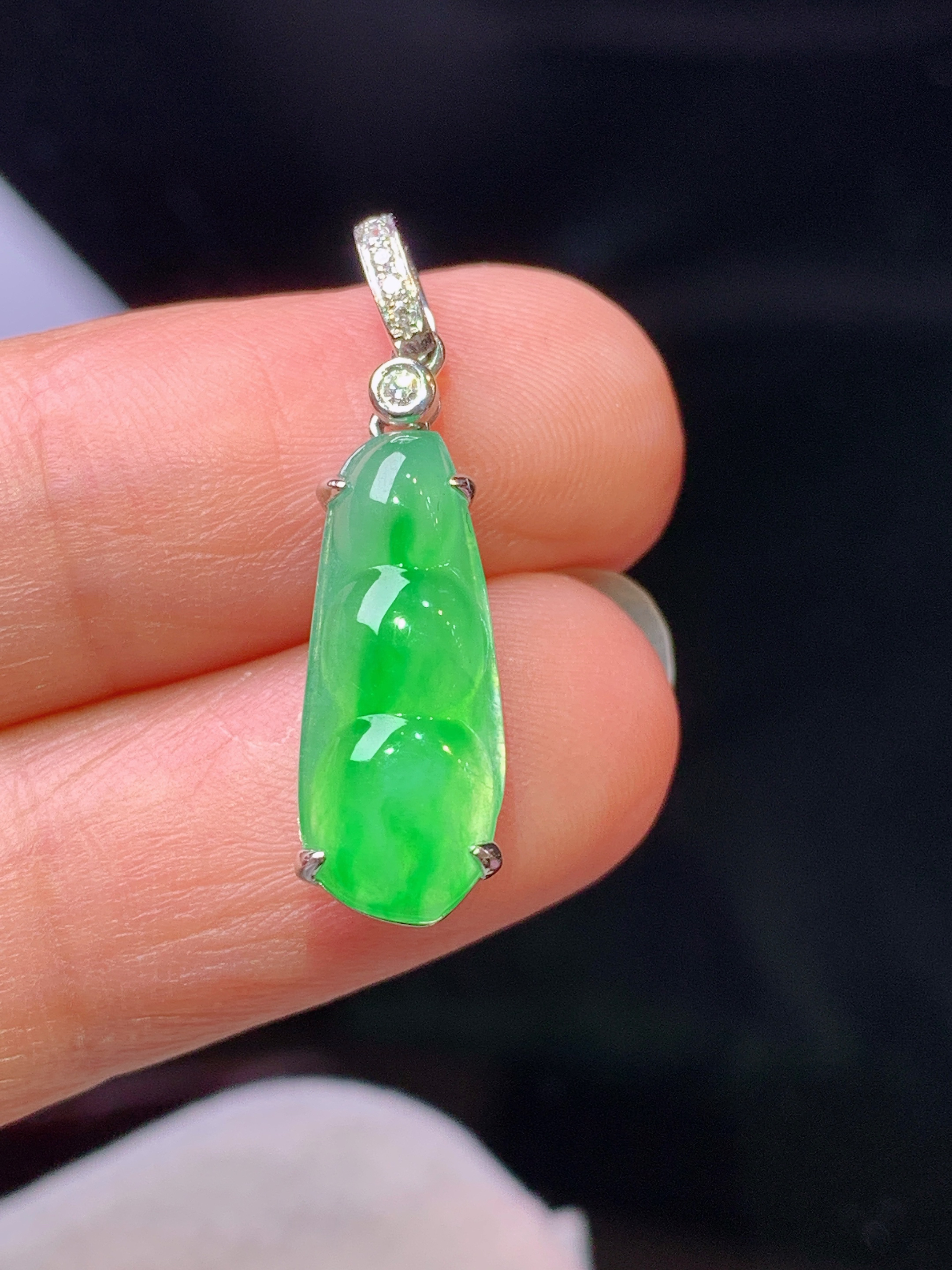 18k金钻镶嵌冰阳绿四季豆吊坠 玉质细腻 色泽艳丽清新 水润亮眼 整体尺寸26.5*7*6.3h1