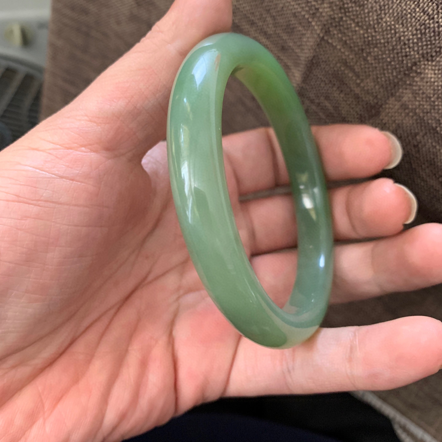 和田玉63圈口翠青手镯手镯！新疆翠手镯，玉质细腻油润 底色纯净 无裂无杂 脂粉好，品质高