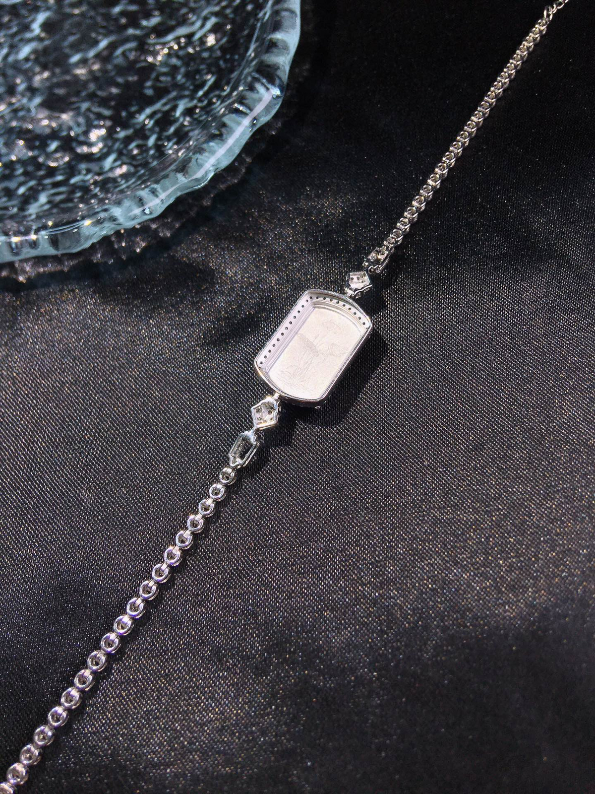 缅甸翡翠，满绿无事牌手链
18K金镶嵌钻石D15