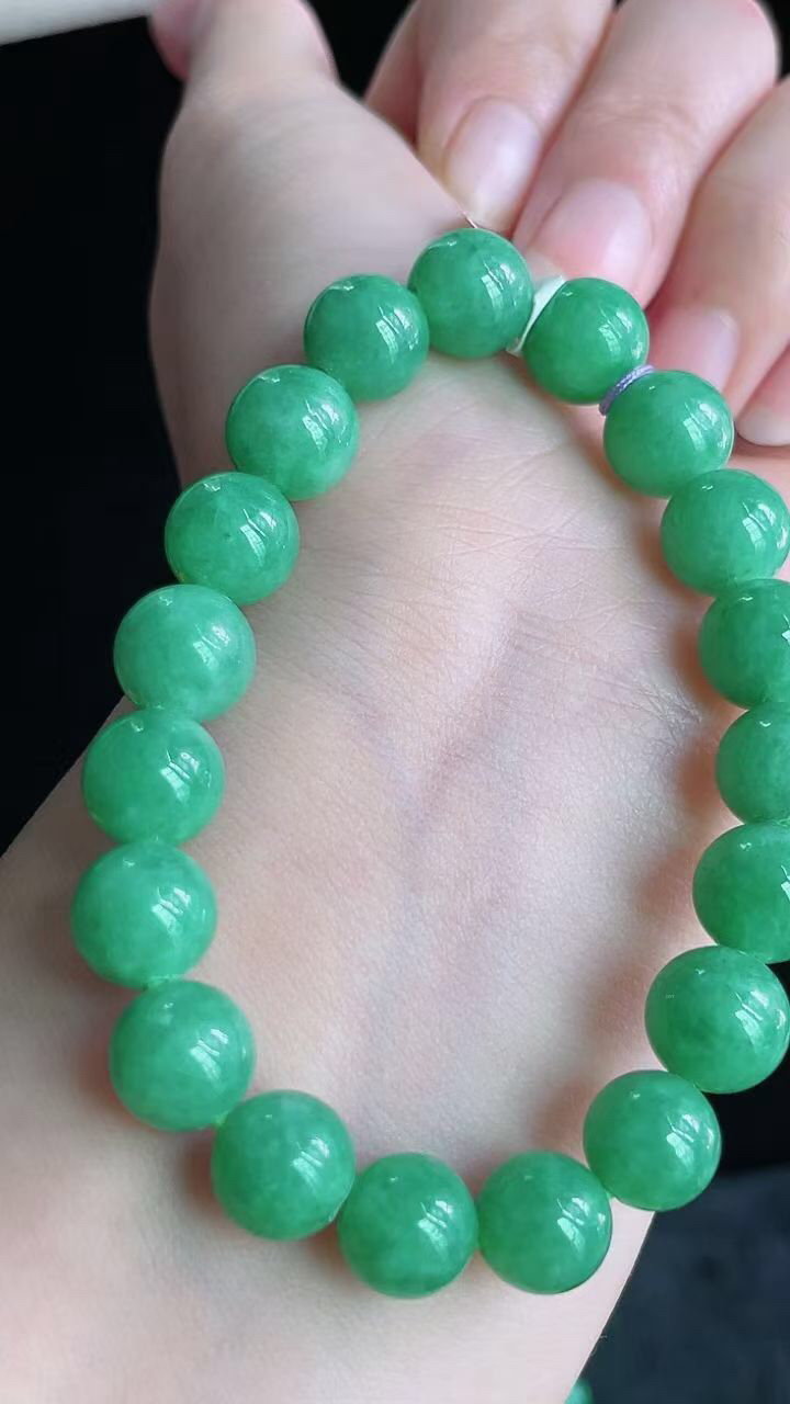 【翡翠名称】老坑种冰满绿圆珠手串
【翡翠尺寸】珠子平均8.6mm/颗
【翡翠描述】宝贝种老水足，玉质细腻，色泽靓丽，性价比高，佩戴效果好！
【其它赠送】权威证书/精美挂绳盒子/支持全国复检