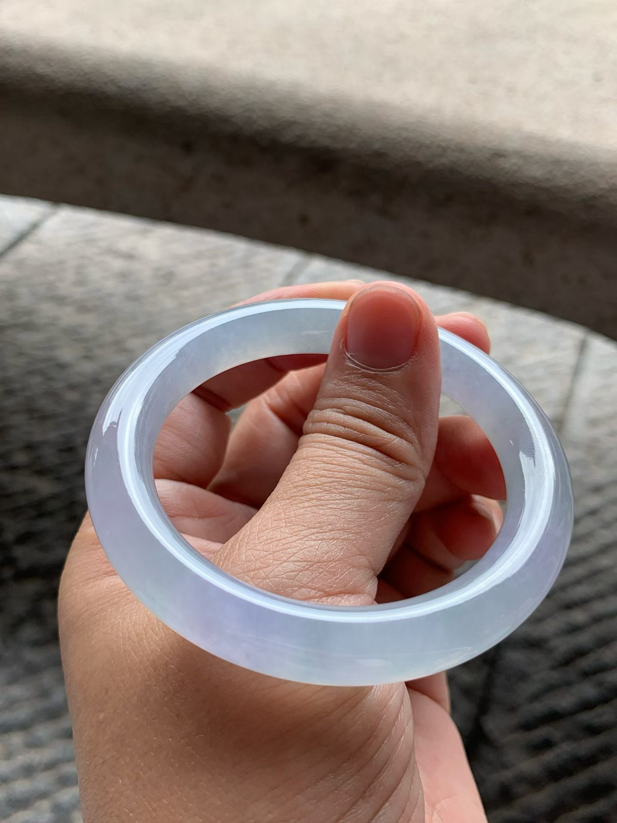 淡春彩圆条手镯尺寸54*9.8*9.5 ，老种通透，玉质莹润，光泽感强，水头充足，紫绿相间，色彩柔和，淡雅水灵！