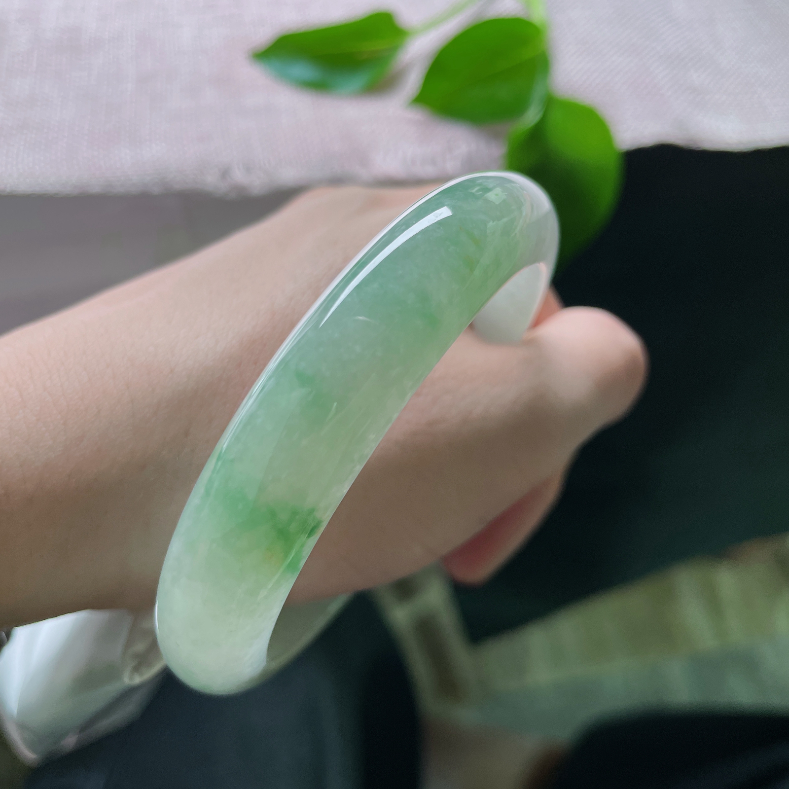 59.8/13.1/8飘花正圈，大圈口，丝丝缕缕、片片点点的绿色，如同水墨画中的写意笔触..