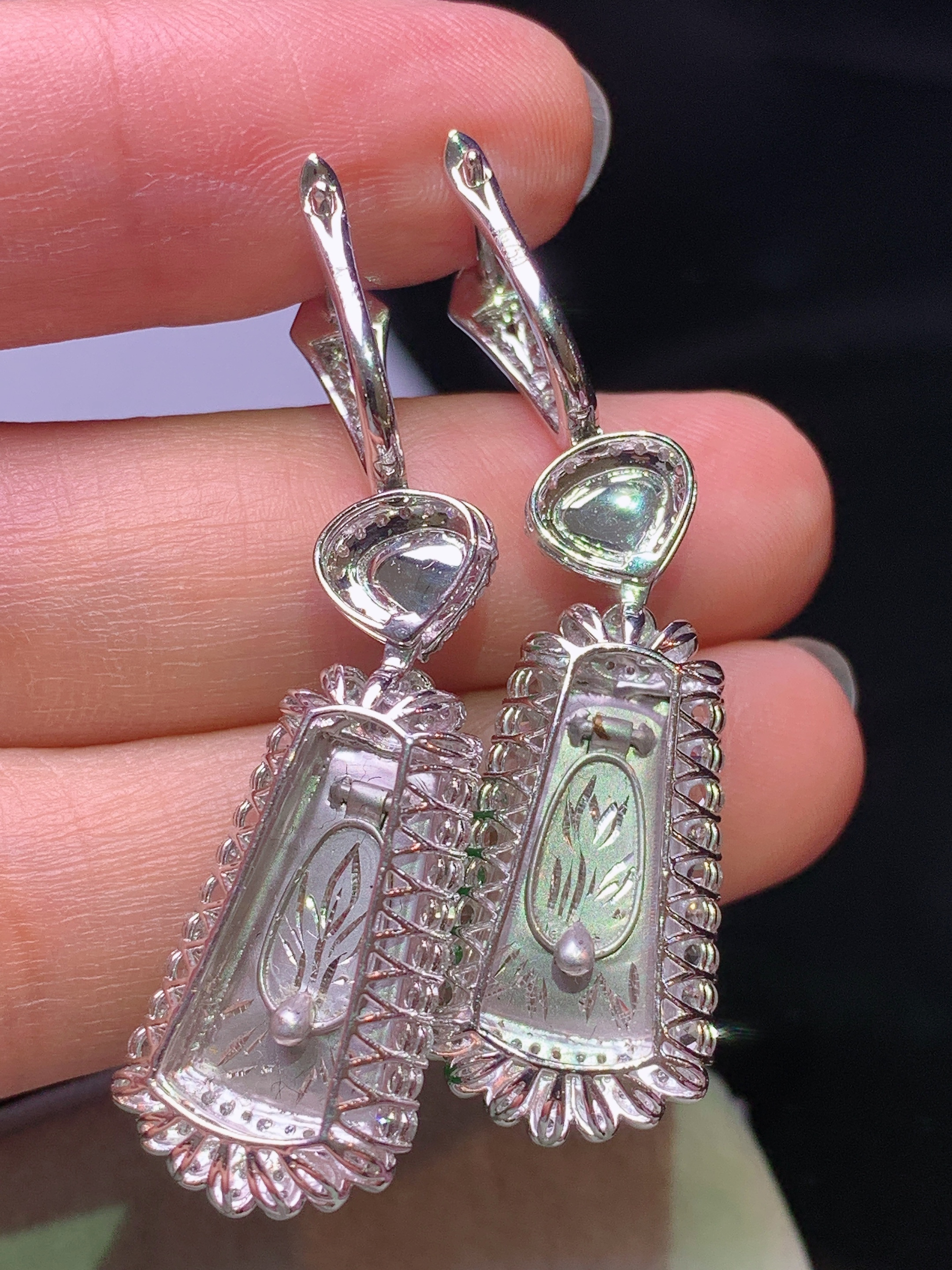 18k金钻镶嵌阳绿无事牌耳坠 玉质细腻 色泽艳丽清新 水润亮眼 整体尺寸43.8*13*8.5h1