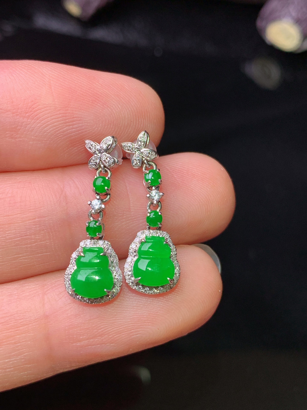 18k金钻镶嵌满绿葫芦耳坠 玉质细腻 色泽清新艳丽 整体尺寸20.8*7*4.6