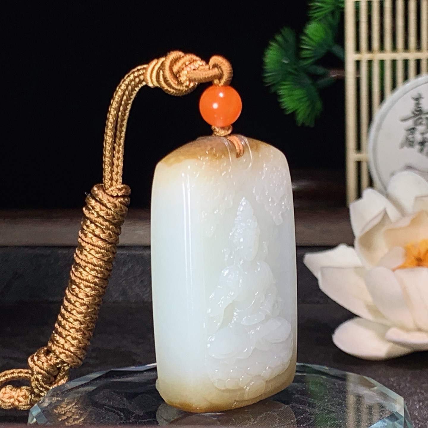 新疆和田玉且末糖座莲观音挂件 尺寸46/27/12重38克！玉质细腻油润 底色纯净 脂粉好，品质好。lt260420