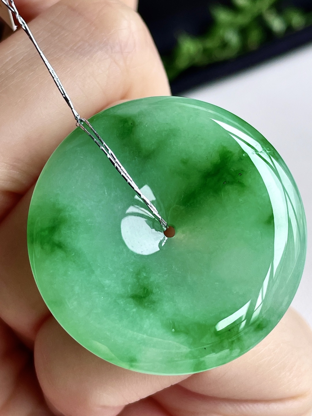 【裸石】平安扣飘绿花平安扣吊坠【说明】缅甸 性比高 飘花【尺寸】34.7-6【重量】15.3克