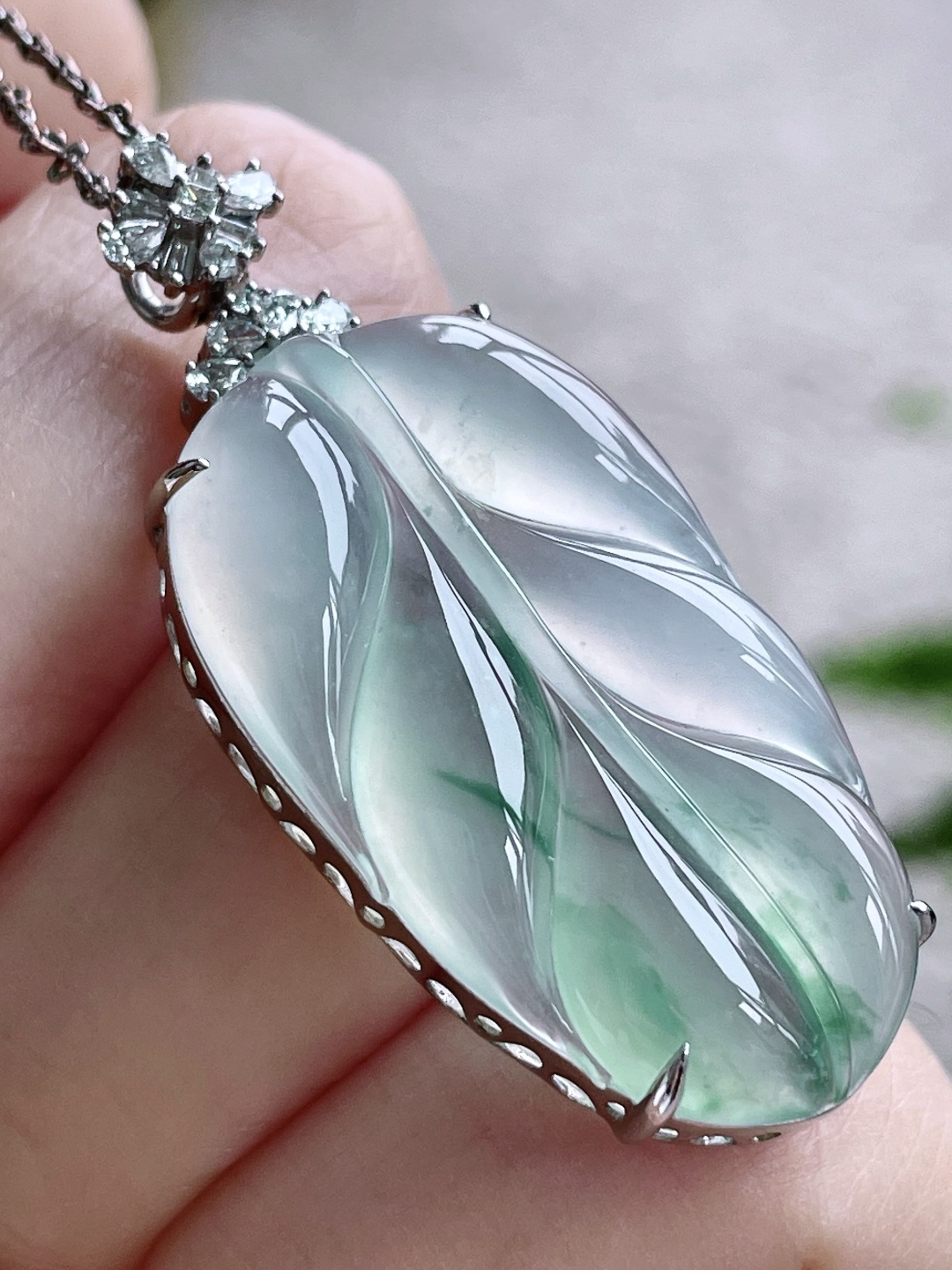 【镶嵌】叶子大树叶吊坠，【说明】缅甸 18k金镶嵌 无裂 性比高，【整体】43.6-19.7-6.2，【裸石】33.2-19.7-5，【重量】7.2克