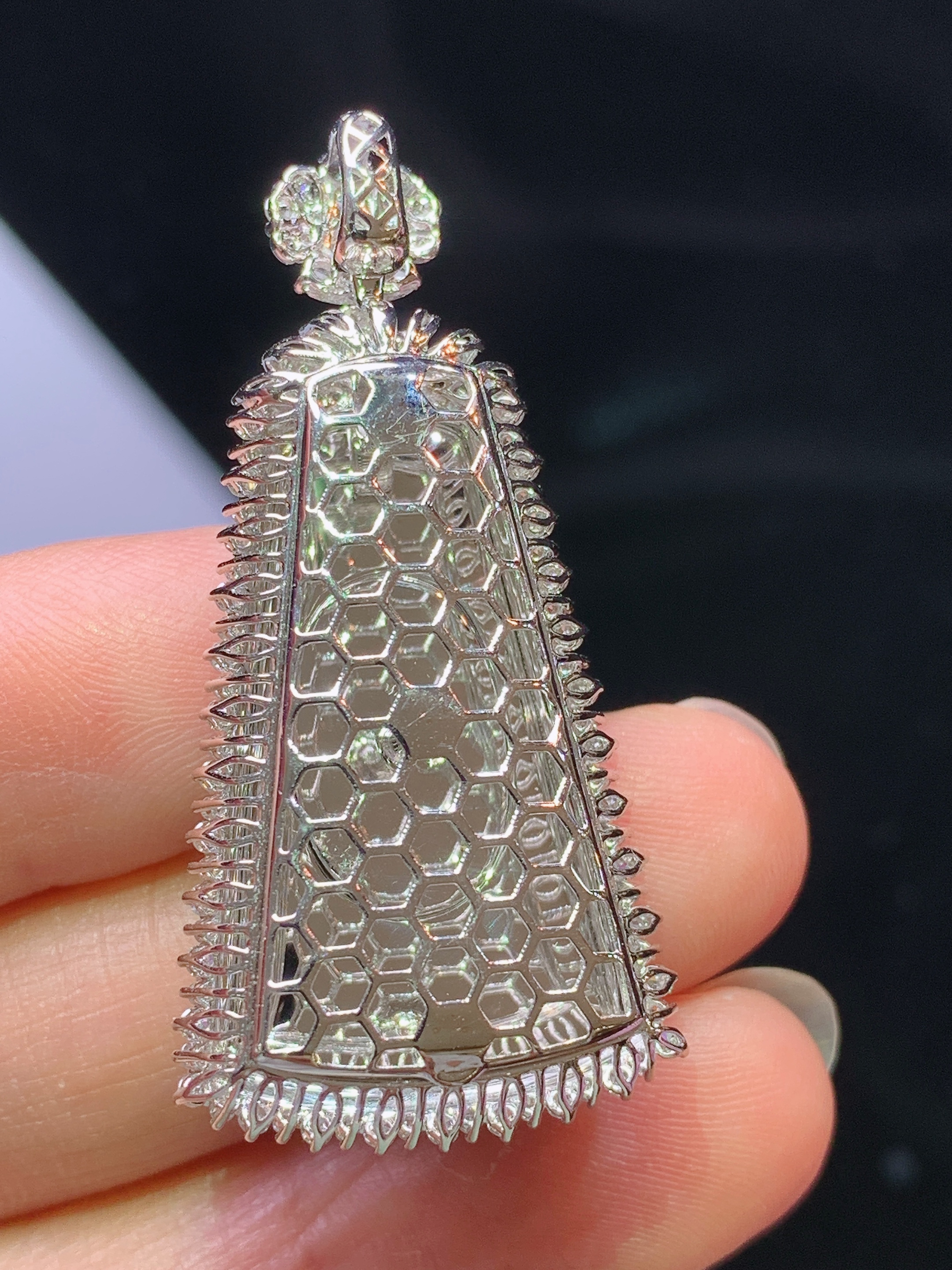 18k金钻镶嵌阳绿无事牌吊坠 玉质细腻 色泽艳丽清新 水润亮眼 整体尺寸42.6*20.5*9h1