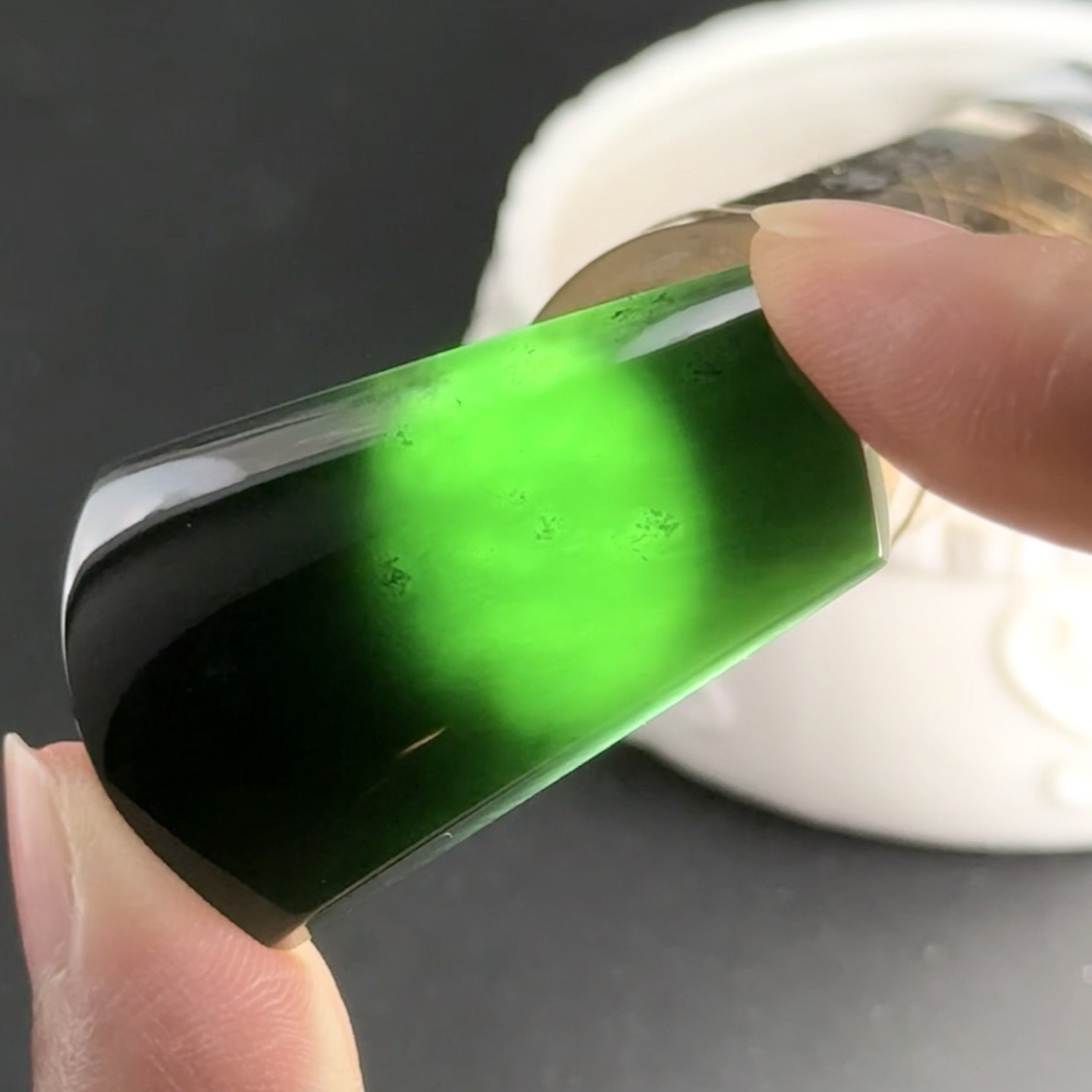 精品墨翠无事牌 种好色正 黑度极好 打灯通透 尺寸40.2