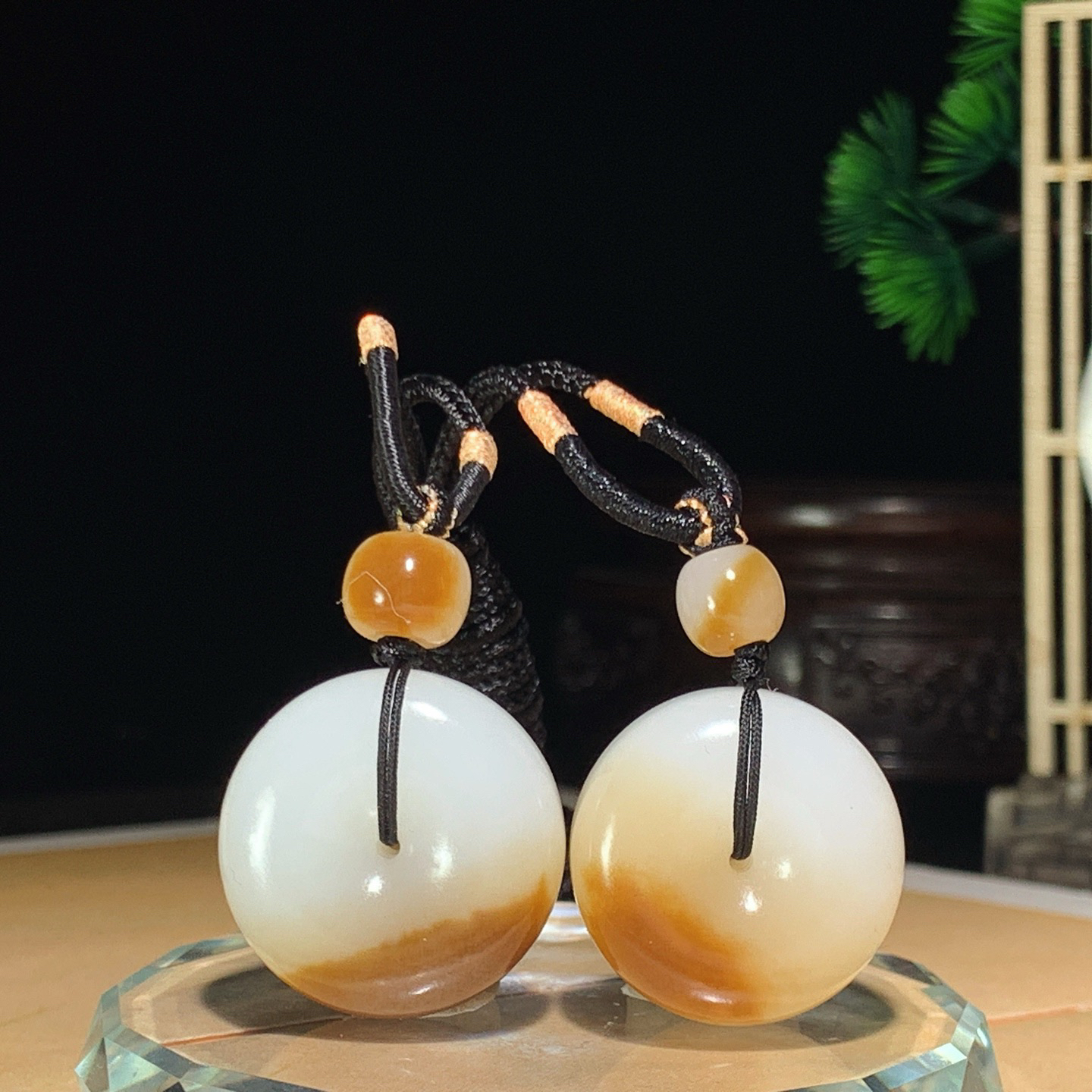 一对新疆和田玉且末糖平安扣挂件 尺寸24/10重31克！玉质细腻油润 底色纯净 脂粉好，品质好。lt260420