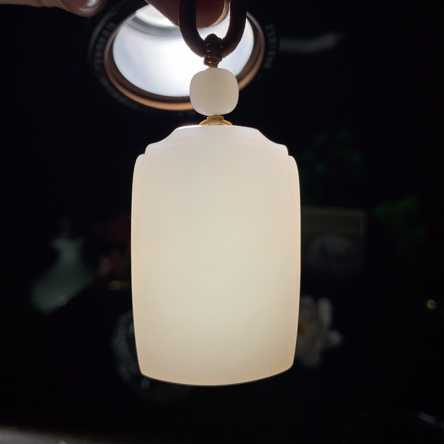 新疆和田玉羊脂白玉平安无事牌挂件 尺寸51/32/12重57克！玉质细腻油润 底色纯净 脂粉好，品质好。lt260420