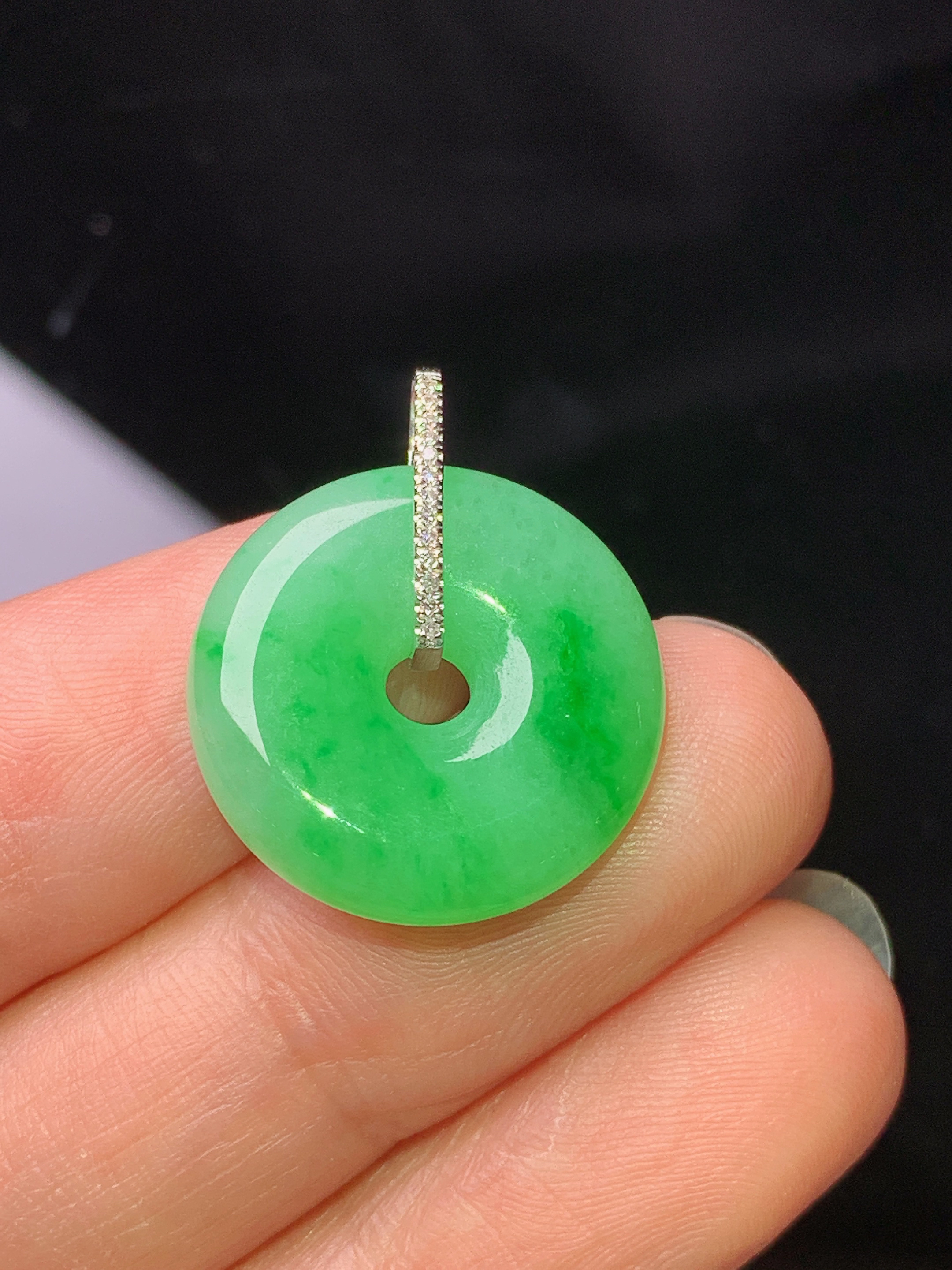 18k金钻镶嵌阳绿平安扣吊坠 玉质细腻 色泽艳丽清新 水润亮眼 整体尺寸22.5*18.5*4.6z1