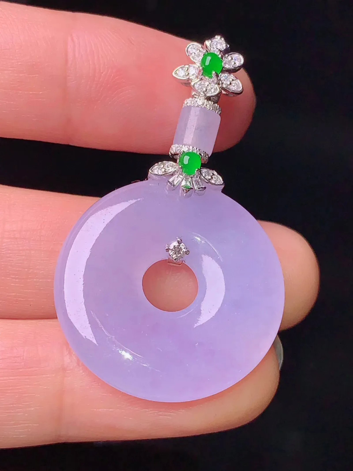 18k金钻镶嵌紫罗兰平安环吊坠 玉质细腻 色泽艳丽 整体尺寸41.3*24.7*4.3