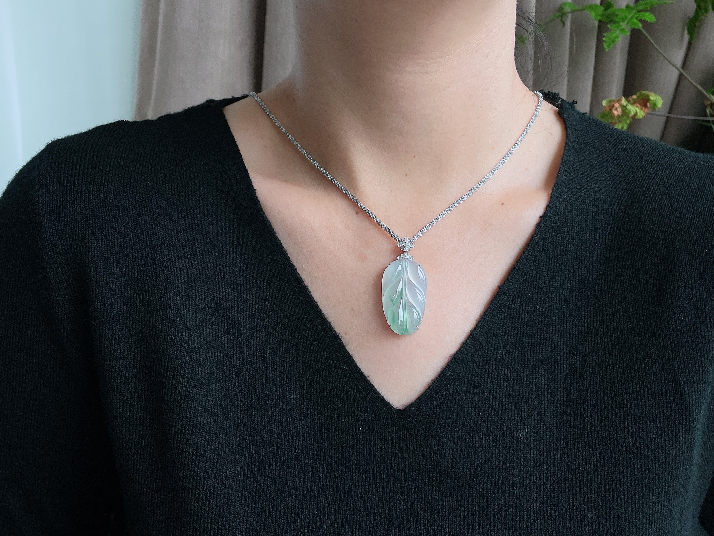 【镶嵌】叶子大树叶吊坠，【说明】缅甸 18k金镶嵌 无裂 性比高，【整体】43.6-19.7-6.2，【裸石】33.2-19.7-5，【重量】7.2克