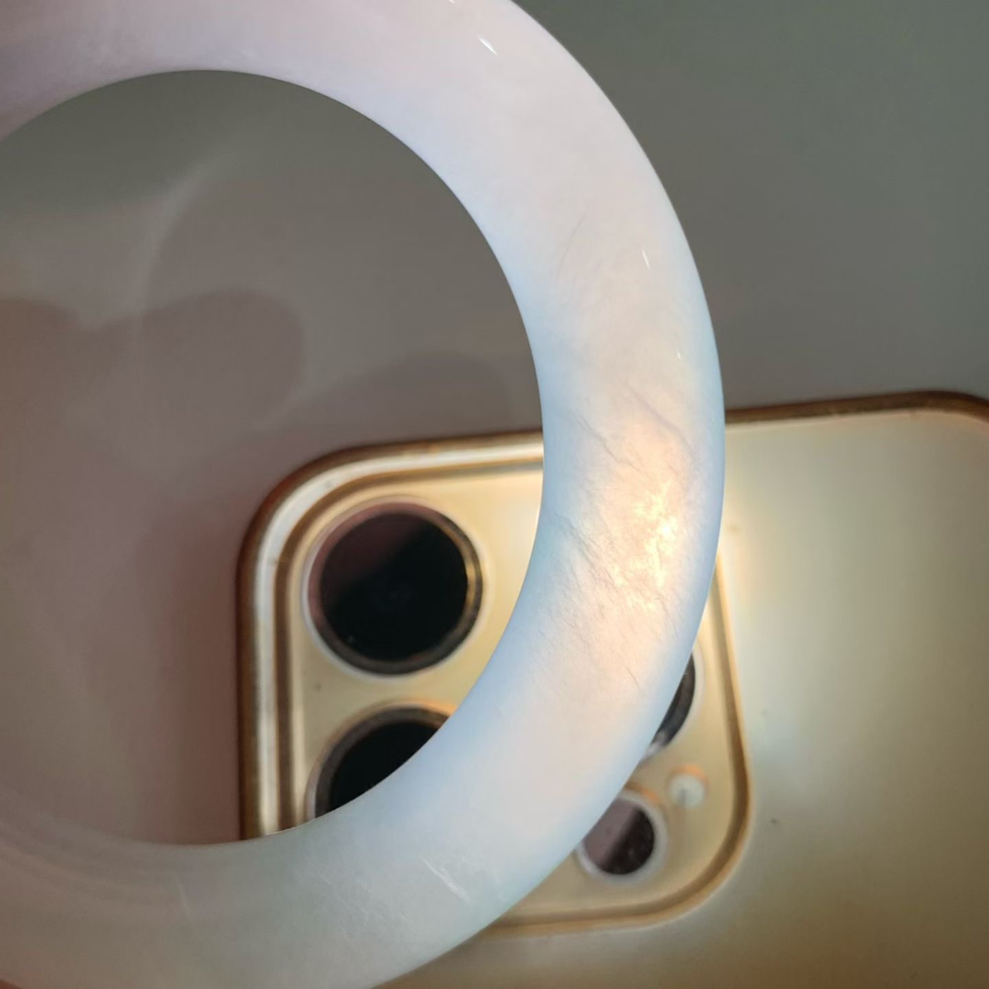 飘绿丝圆条手镯尺寸54.5*11*11.5 老种肉细，版型圆润厚实，冰莹透亮水足，满满的胶感，飘丝丝绿花，灵气清新！