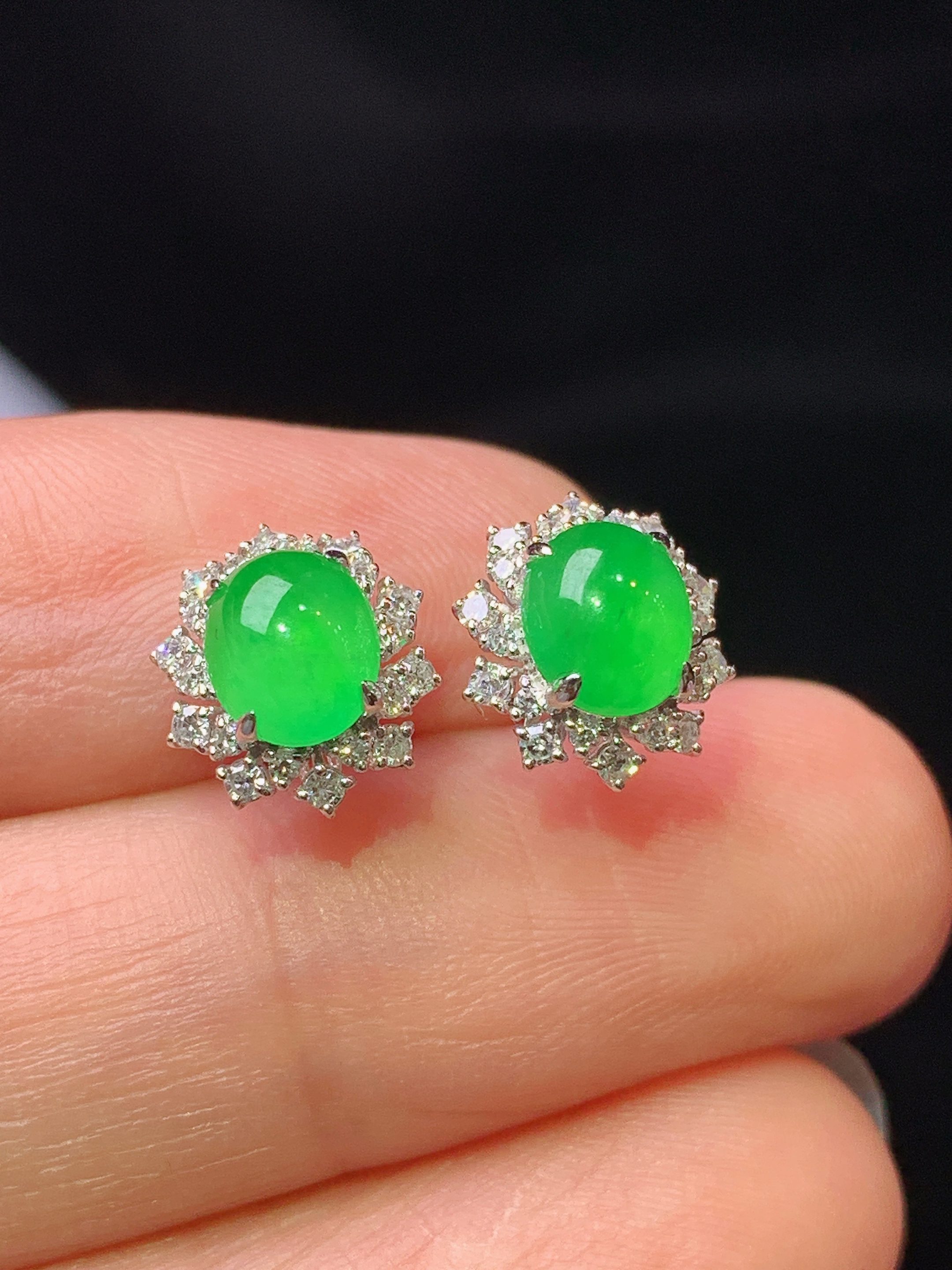 18k金钻镶嵌冰阳绿蛋面耳钉 玉质细腻 色泽艳丽清新 水润亮眼 整体尺寸10*9.3*6.3h1