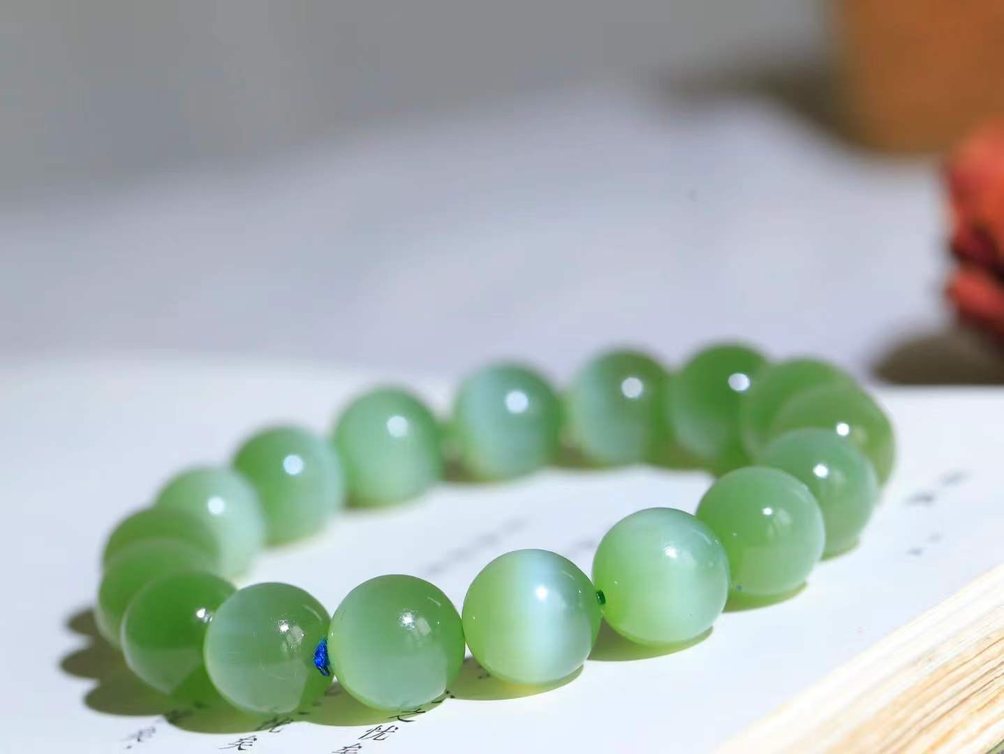 （猫眼手串）

收藏级和田玉碧玉猫眼圆珠手串 质地温润灵动 猫眼儿般的光中，有波光潋滟，也有梦幻清