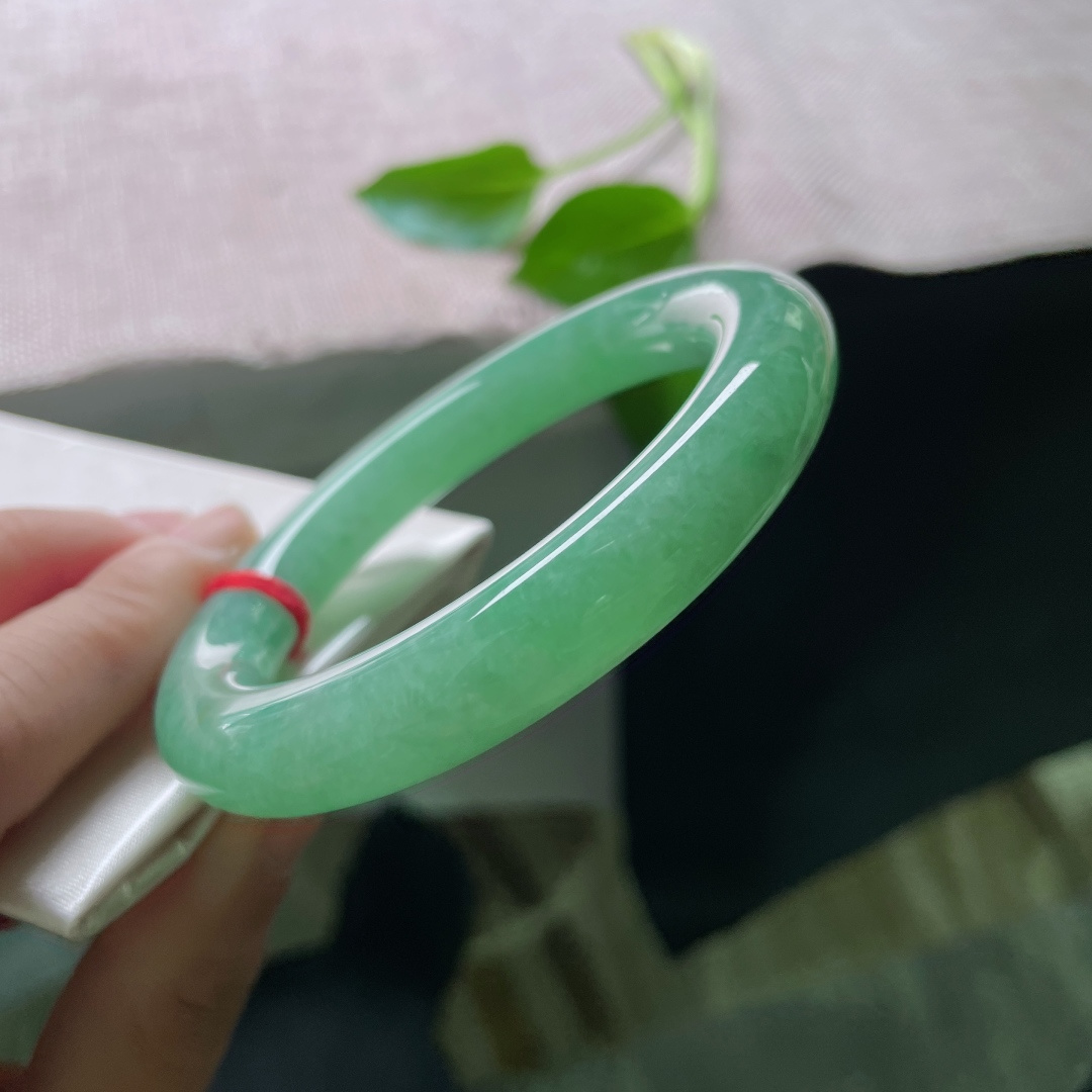 55/10.8，满绿圆条，腕间藏了一整个春天。这抹满绿，是时光凝成的诗。无裂，ss49958a