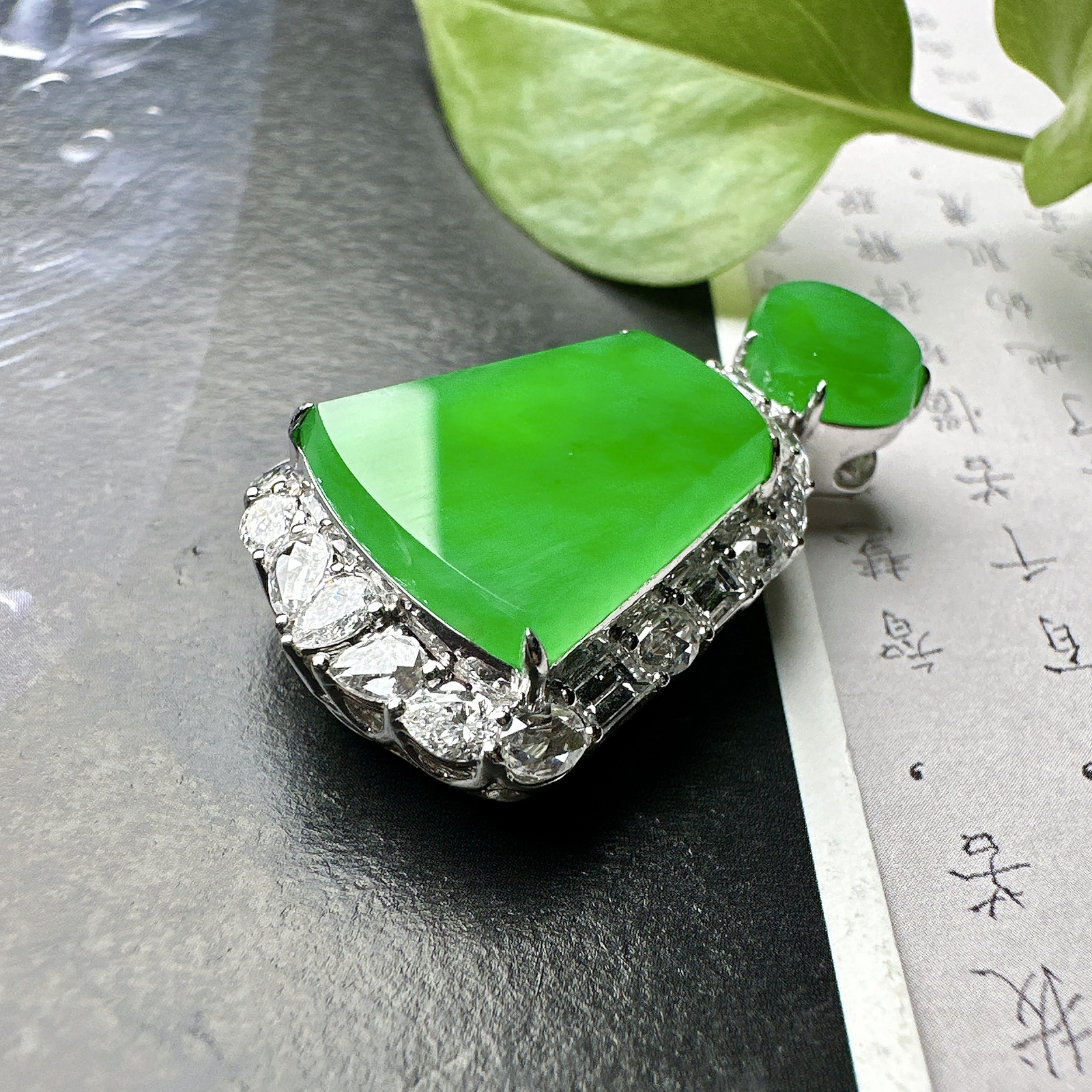 【冰种满绿无事牌】种水上乘，通透闪亮，晶莹剔透。收藏品质，18K金钻镶嵌，裸石尺寸17.7*14.8*3毫米。