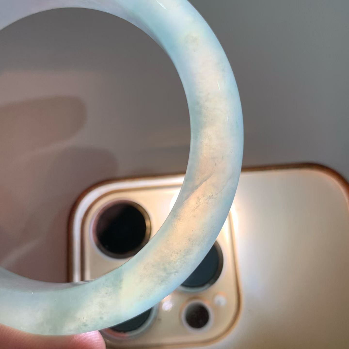 老坑种晴水绿正圈手镯尺寸52.5*11.5*9 老坑种水，通透冰凝，水头十足，如同雨后初晴的湖水，通透感拉满，起莹起胶，整体颜色清新淡雅，温润舒适！