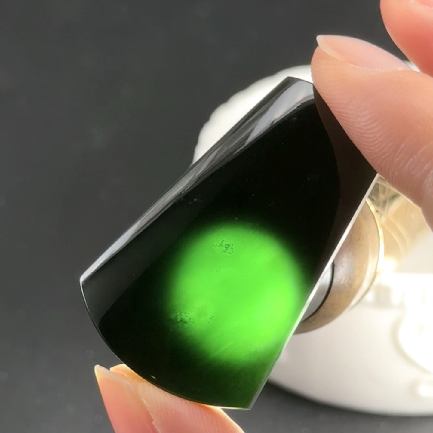 精品墨翠无事牌 种好色正 黑度极好 打灯通透 尺寸40.2