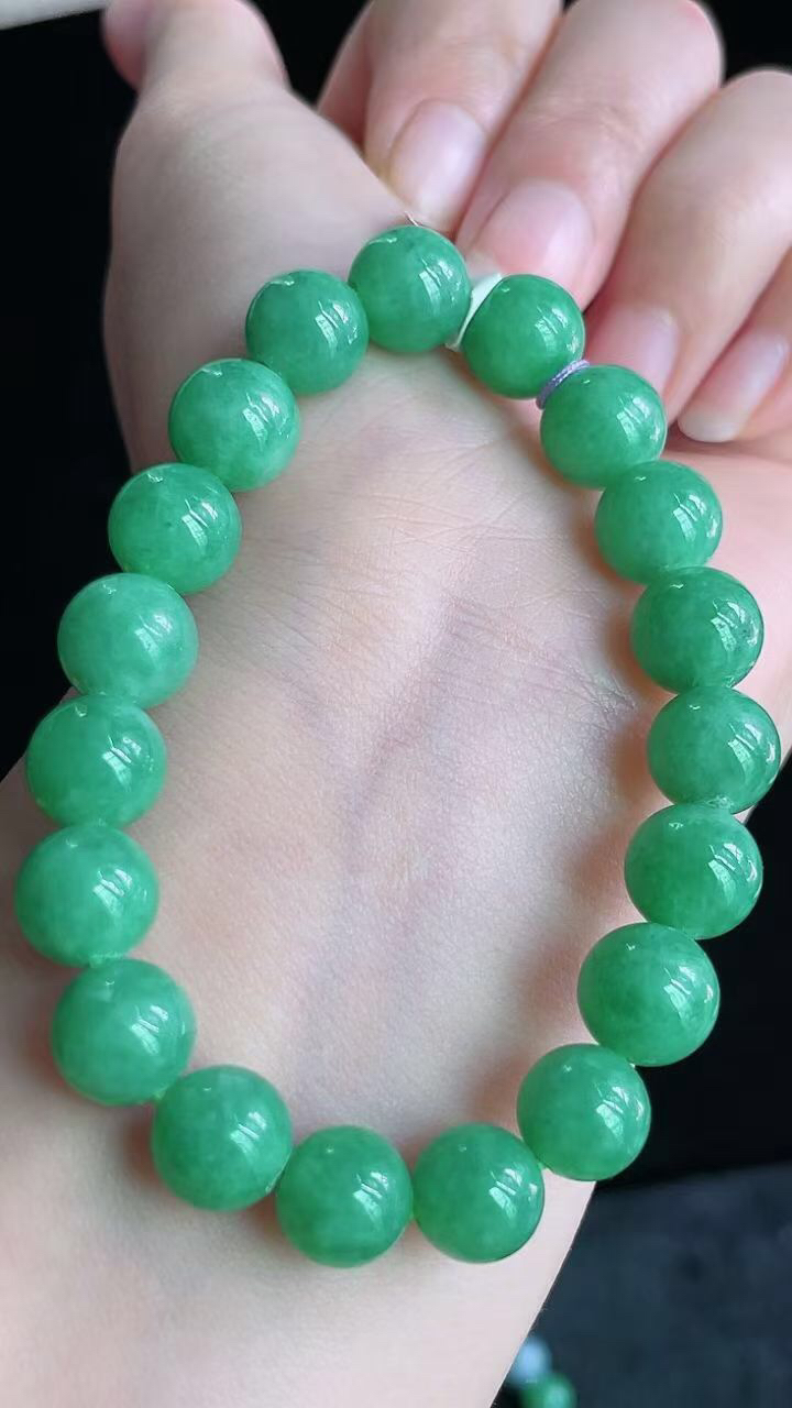 【翡翠名称】老坑种冰满绿圆珠手串
【翡翠尺寸】珠子平均8.6mm/颗
【翡翠描述】宝贝种老水足，玉质