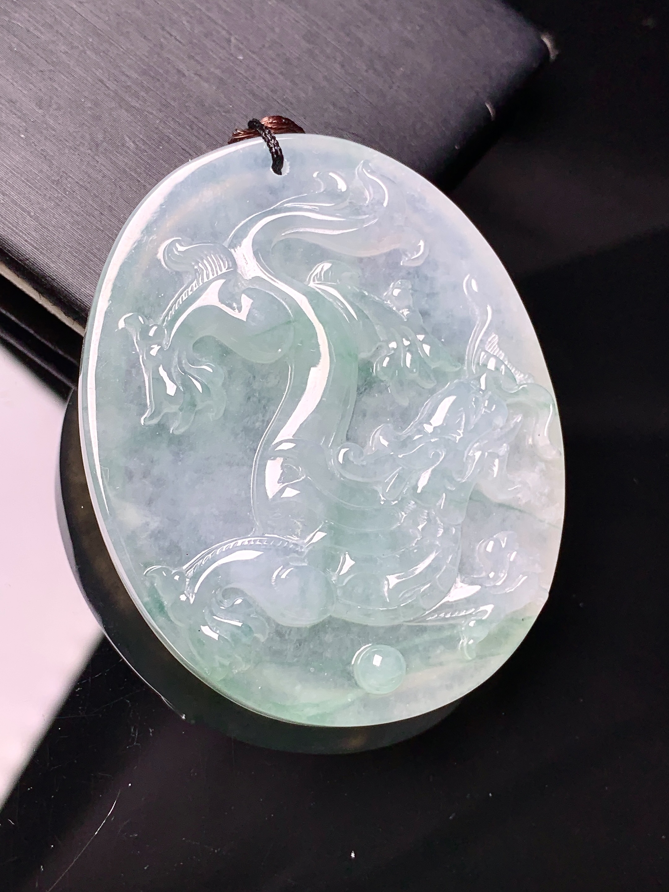 飘绿龙凤呈祥牌一对吊坠 玉质细腻 色泽艳丽清新 水润亮眼 整体尺寸50*39.8*8b2