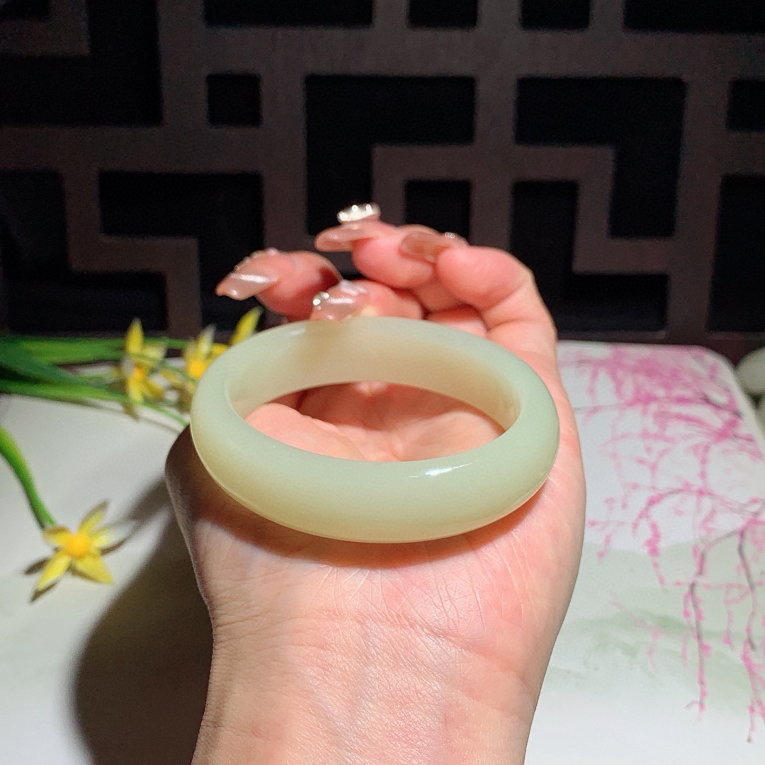 和田玉52圈口黄口料宽条贵妃手镯！内径56/47.5玉质细腻油润 底色纯净 无裂无棉 脂粉好，品质好！