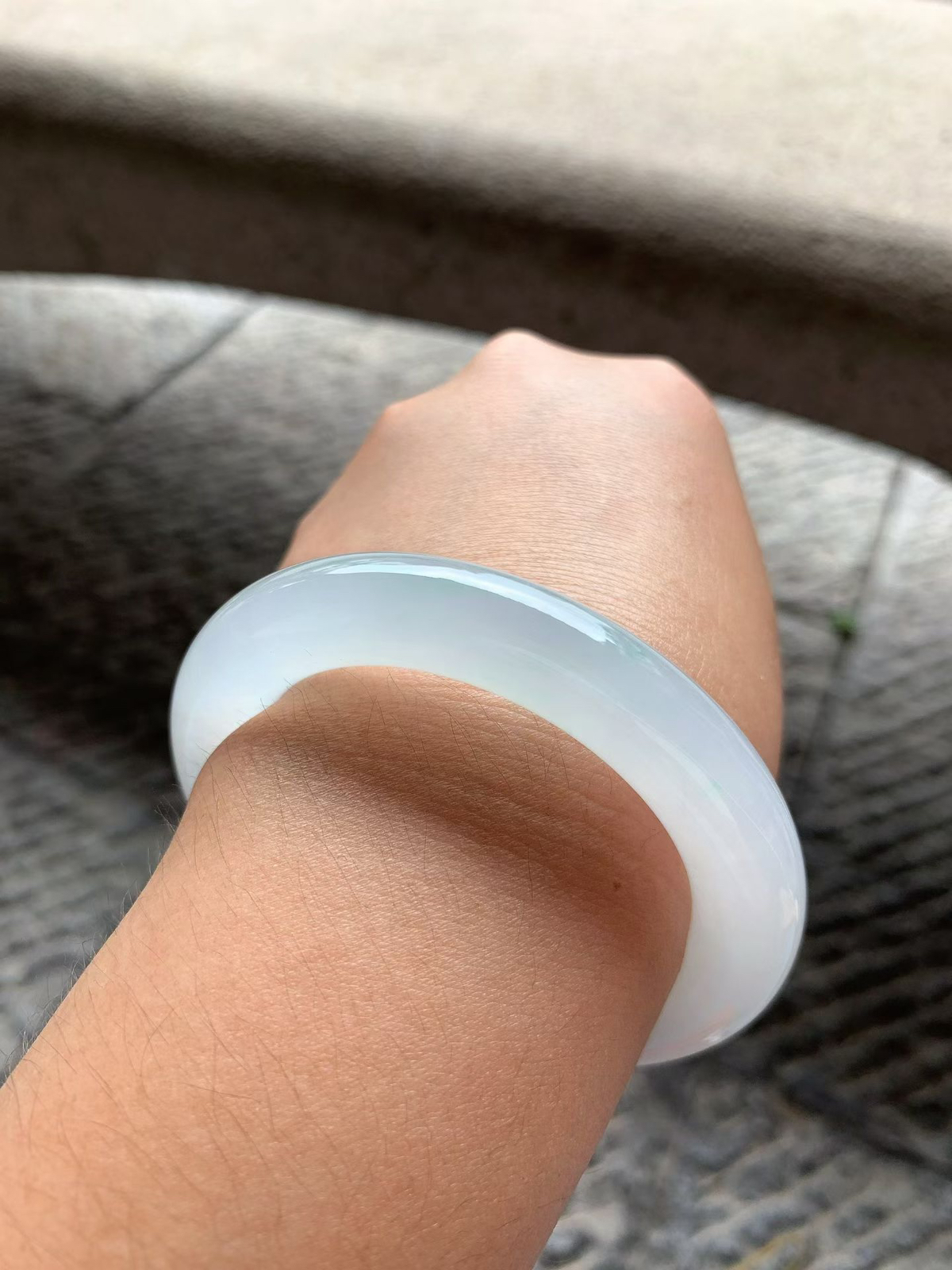 飘绿丝圆条手镯尺寸54.5*11*11.5 老种肉细，版型圆润厚实，冰莹透亮水足，满满的胶感，飘丝丝绿花，灵气清新！